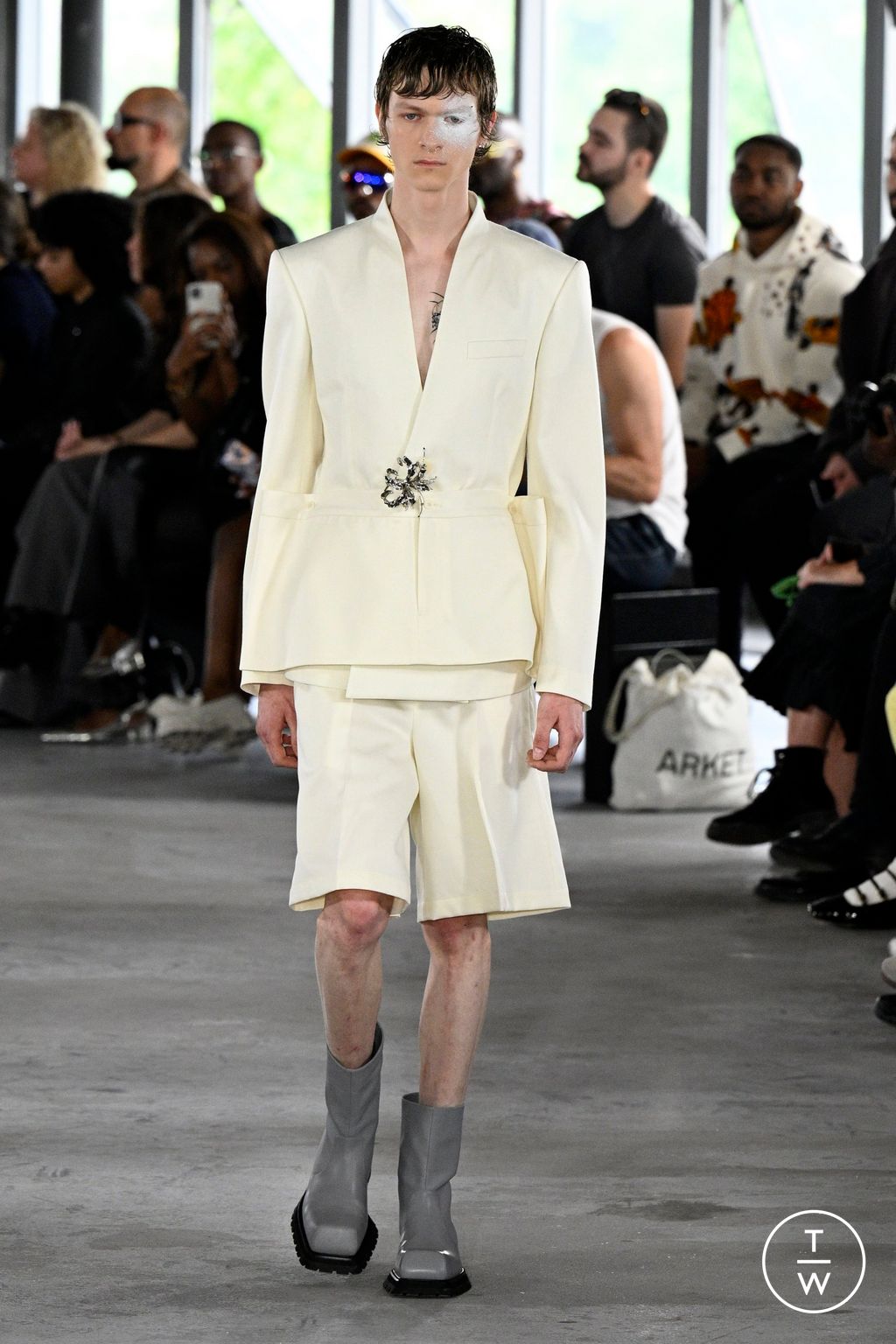 Fashion Week Paris Spring/Summer 2024 look 10 de la collection Sean Suen menswear