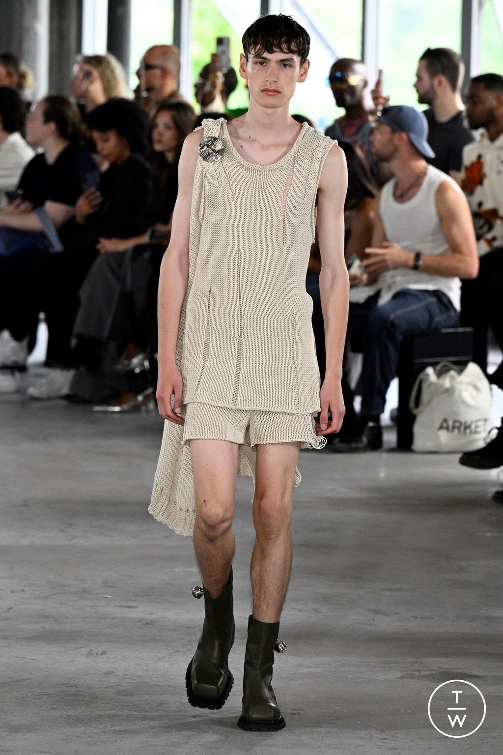 Fashion Week Paris Spring/Summer 2024 look 16 de la collection Sean Suen menswear