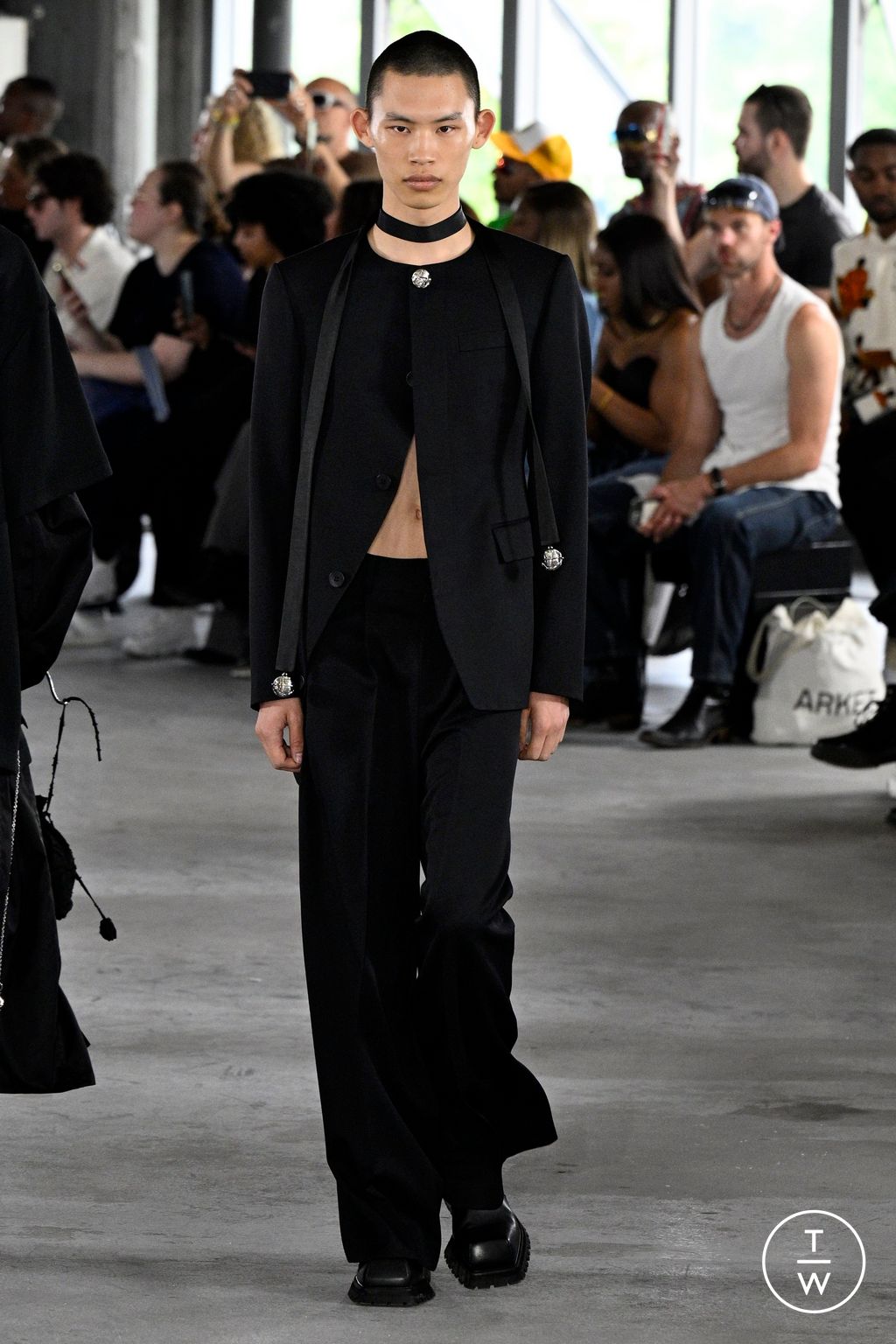 Fashion Week Paris Spring/Summer 2024 look 29 de la collection Sean Suen menswear
