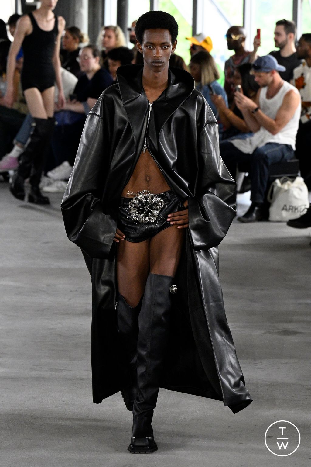 Fashion Week Paris Spring/Summer 2024 look 30 from the Sean Suen collection menswear
