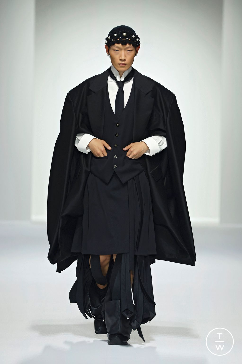 Fashion Week Paris Spring-Summer 2025 look 2 from the Sean Suen collection 男装