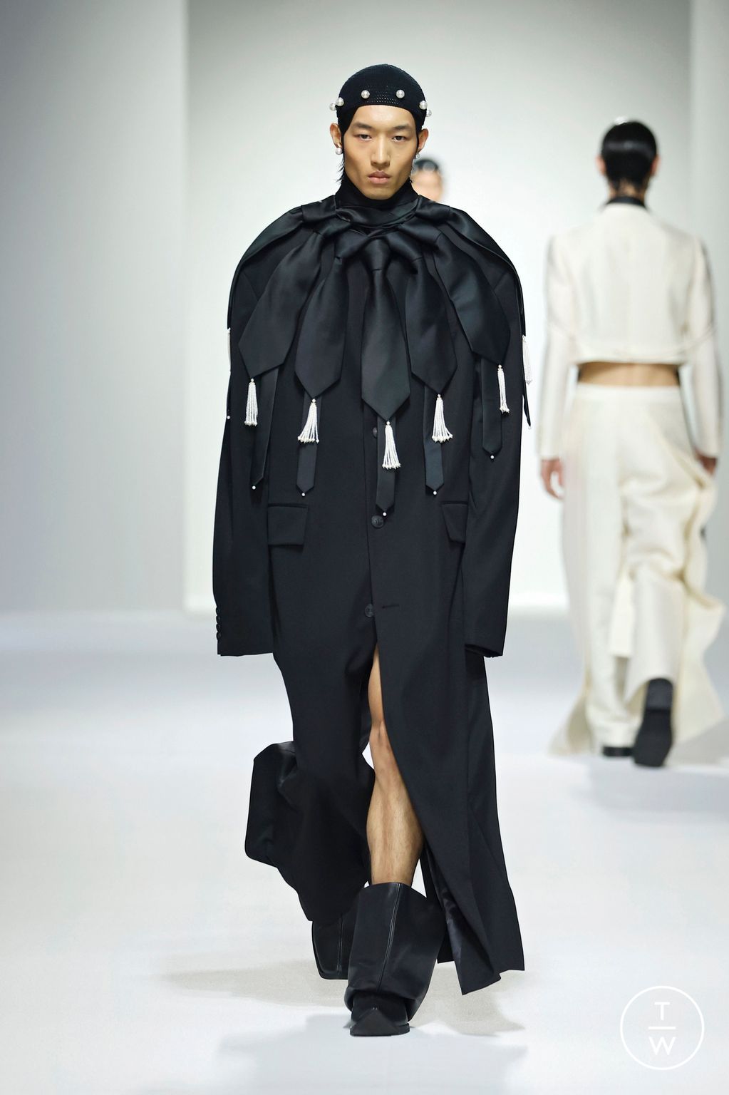 Fashion Week Paris Spring/Summer 2025 look 3 from the Sean Suen collection menswear