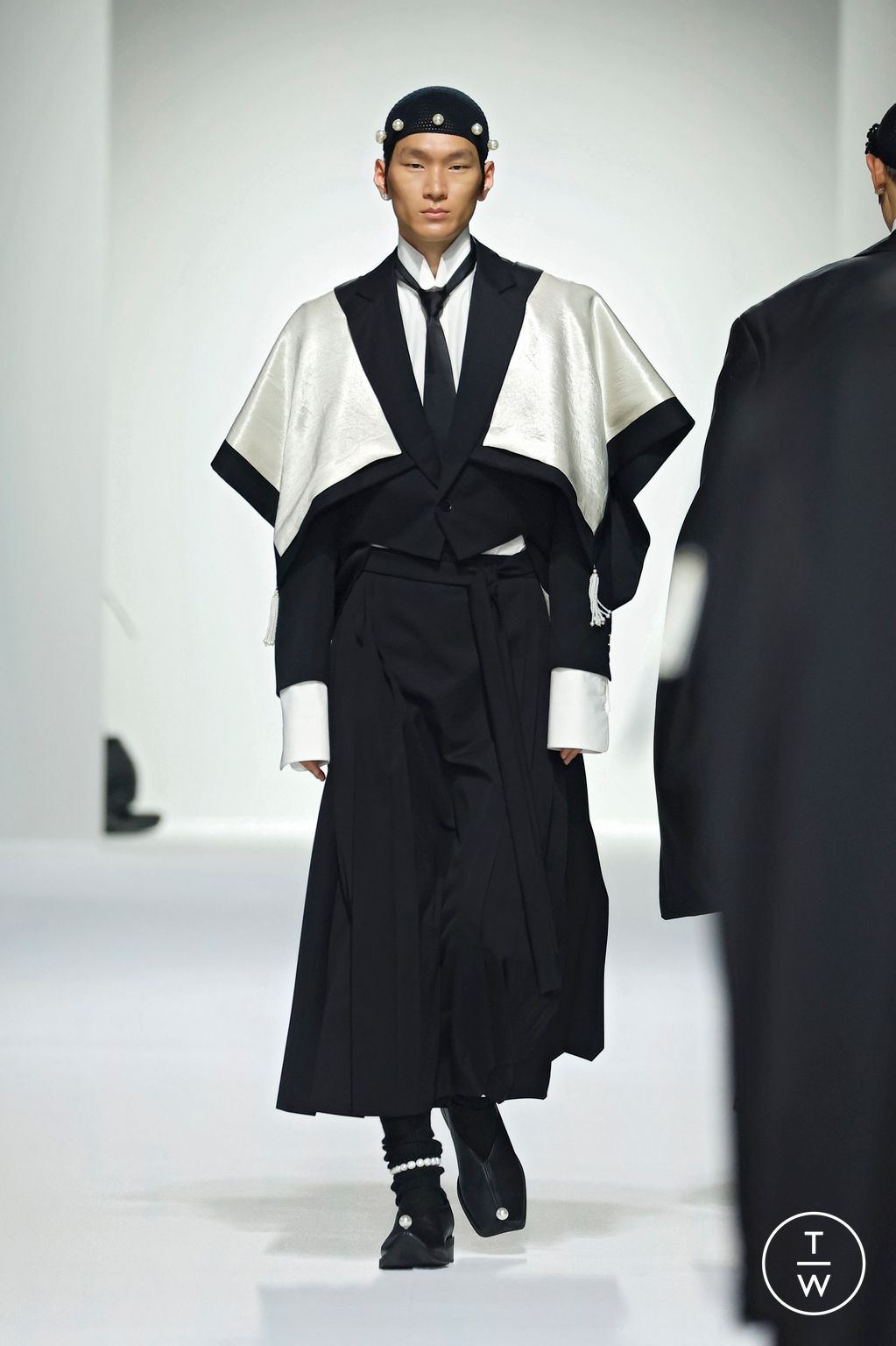 Fashion Week Paris Spring-Summer 2025 look 4 from the Sean Suen collection menswear