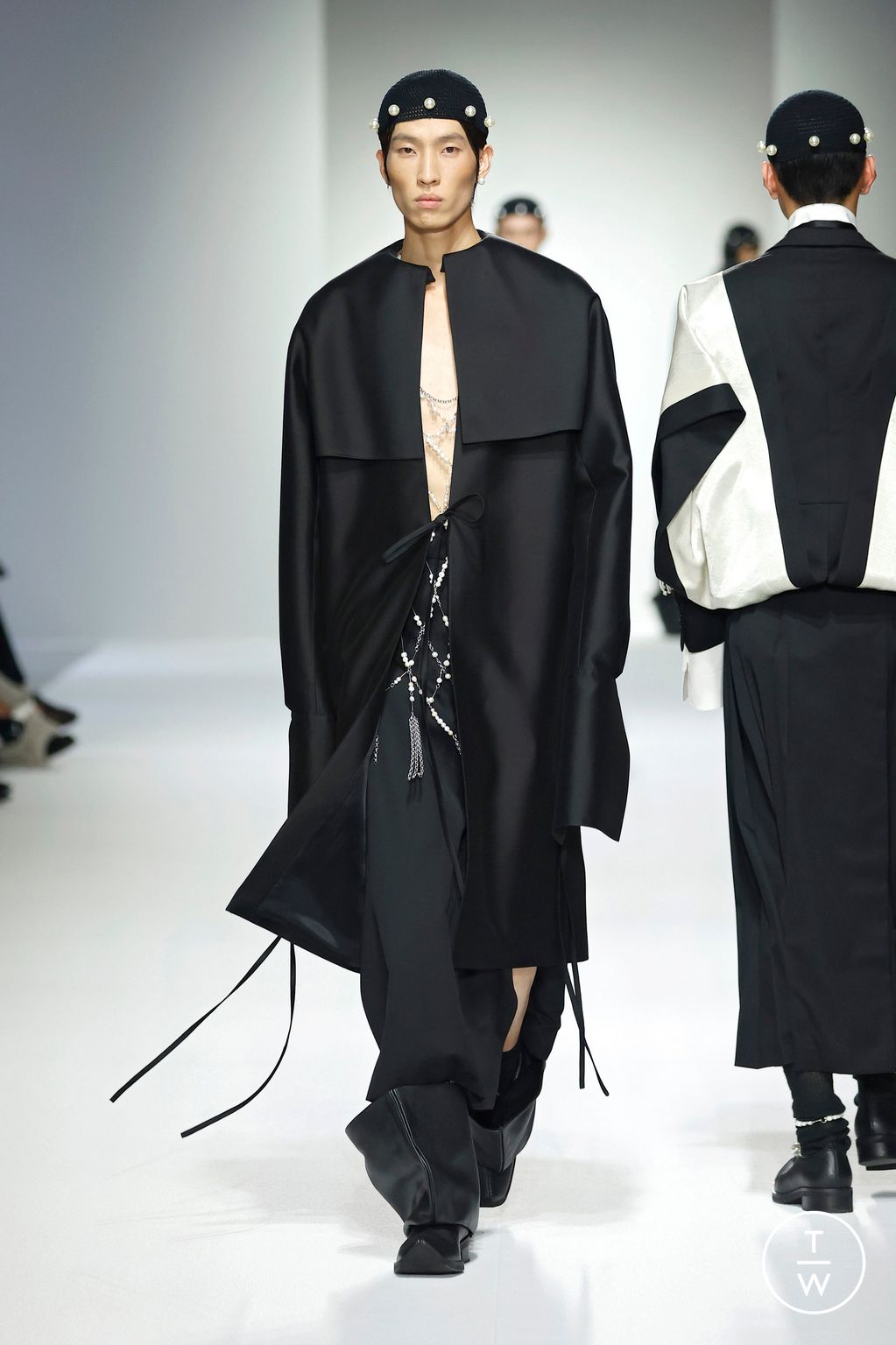 Fashion Week Paris Spring-Summer 2025 look 5 from the Sean Suen collection menswear