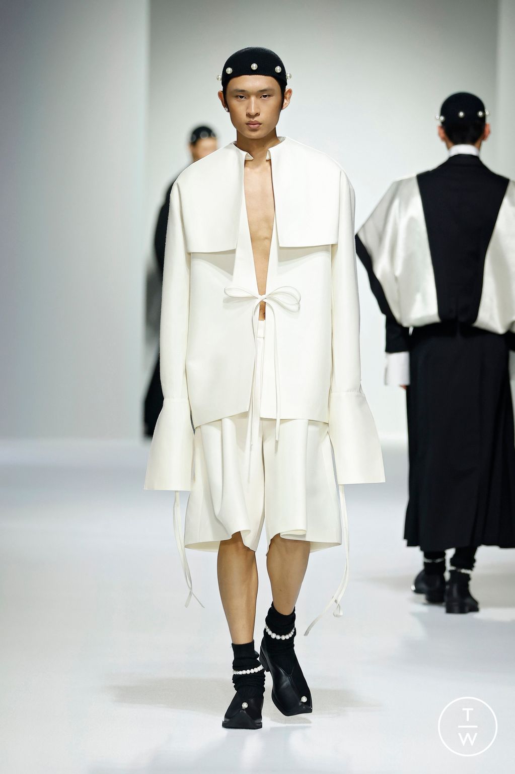 Fashion Week Paris Spring/Summer 2025 look 6 from the Sean Suen collection menswear