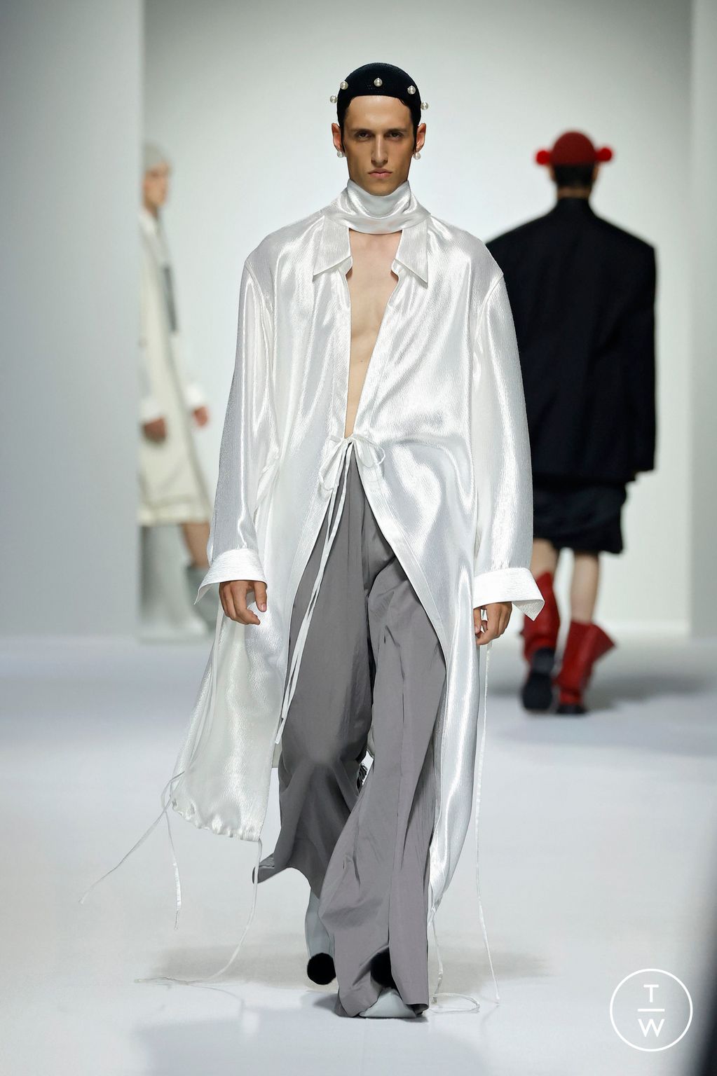 Fashion Week Paris Spring/Summer 2025 look 11 from the Sean Suen collection menswear
