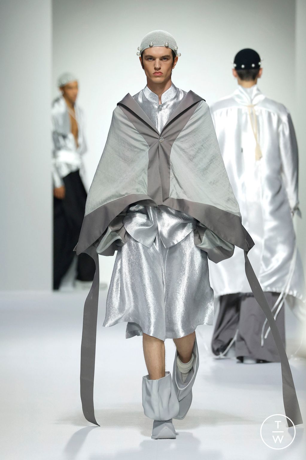 Fashion Week Paris Spring-Summer 2025 look 13 from the Sean Suen collection menswear