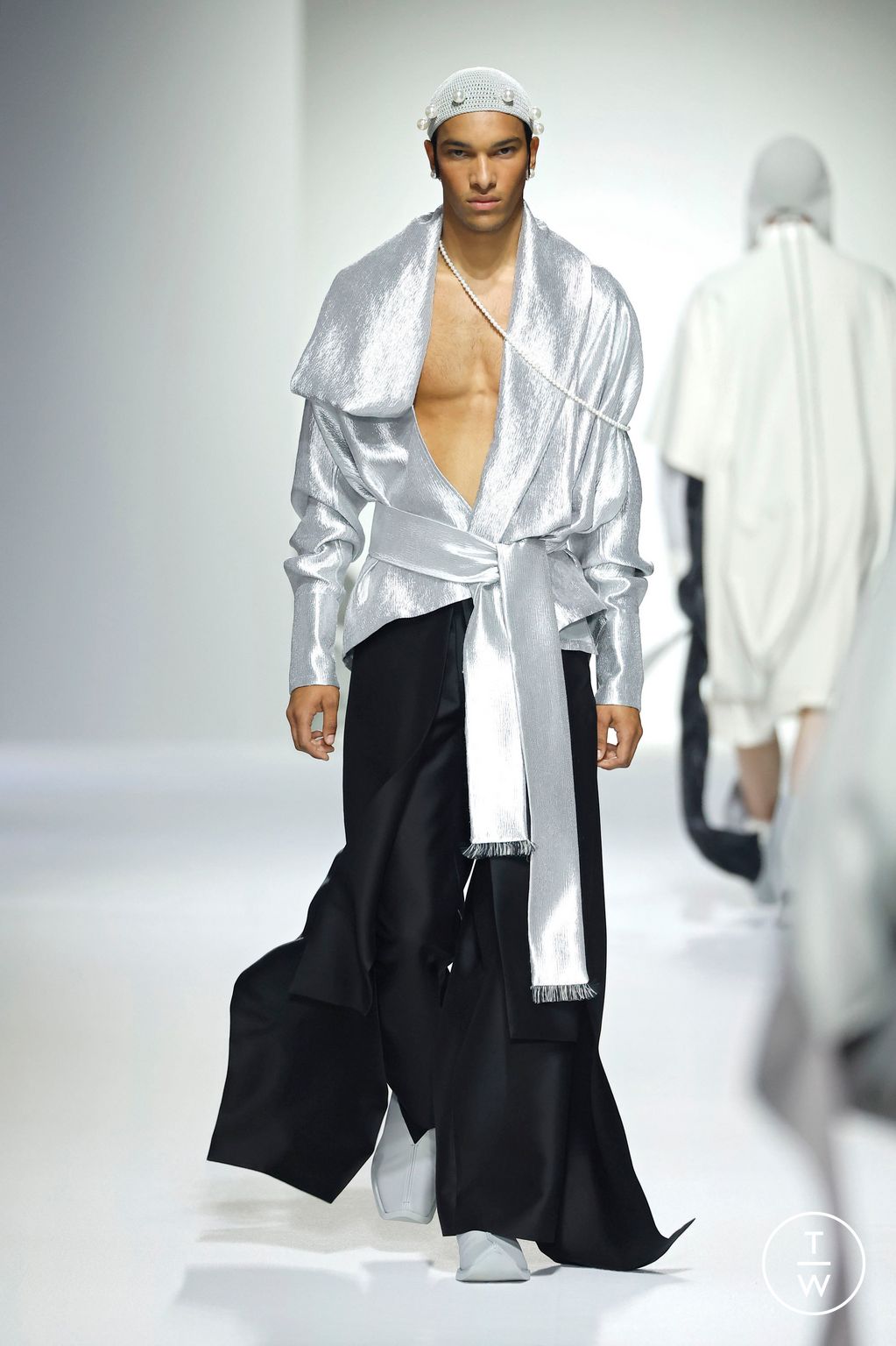 Fashion Week Paris Spring-Summer 2025 look 14 from the Sean Suen collection menswear