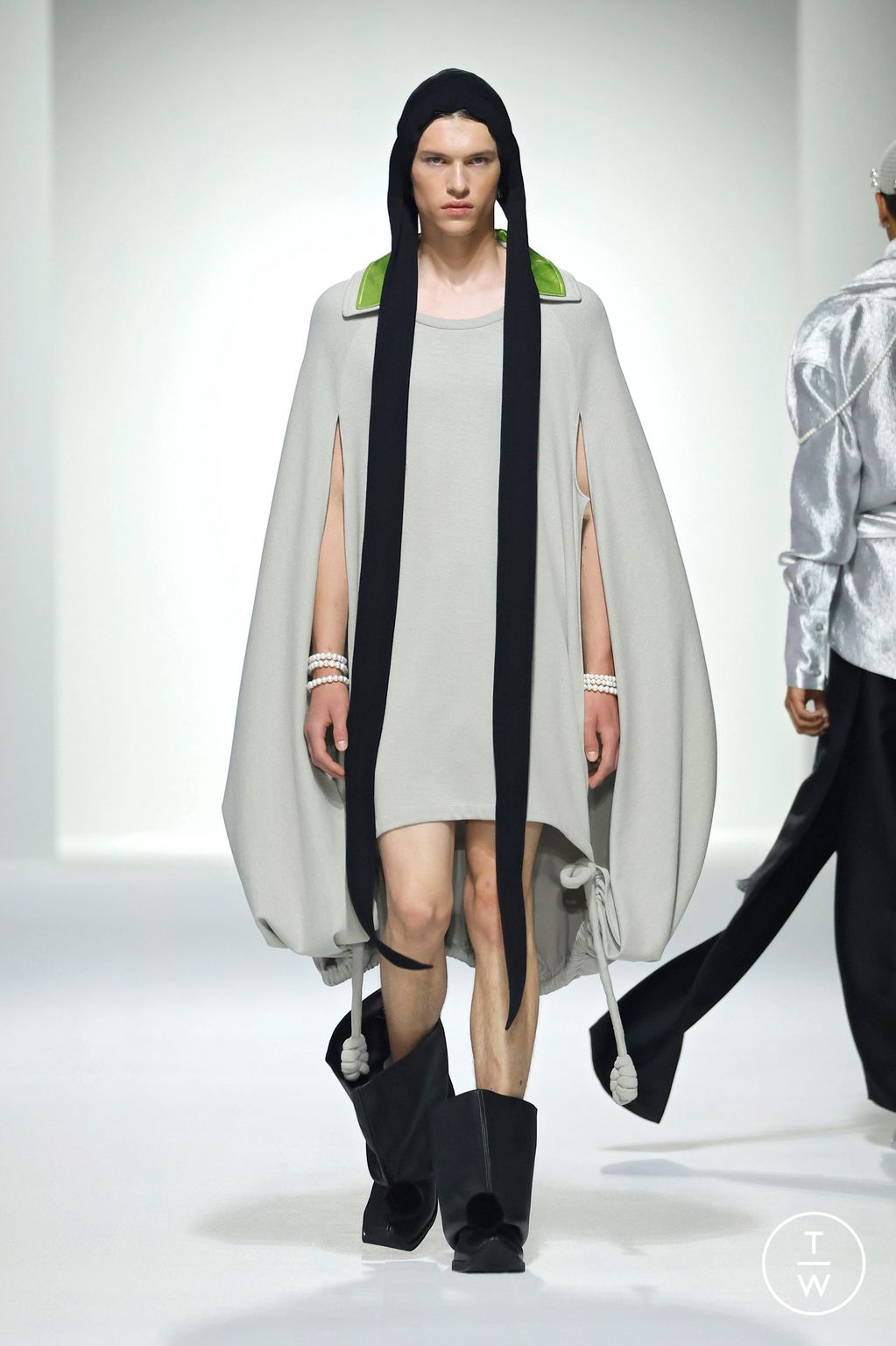 Fashion Week Paris Spring/Summer 2025 look 16 from the Sean Suen collection menswear