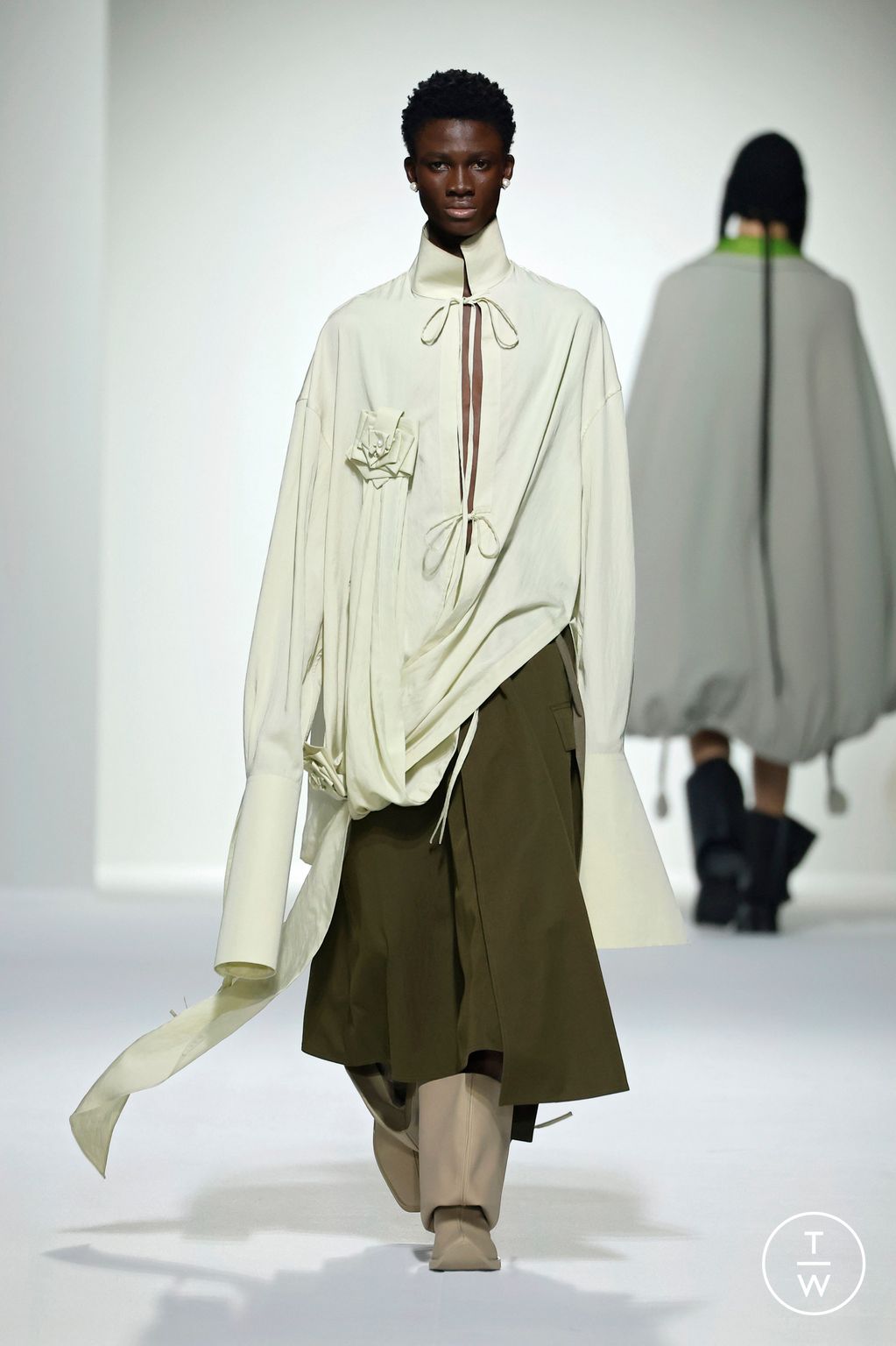 Fashion Week Paris Spring-Summer 2025 look 18 from the Sean Suen collection menswear