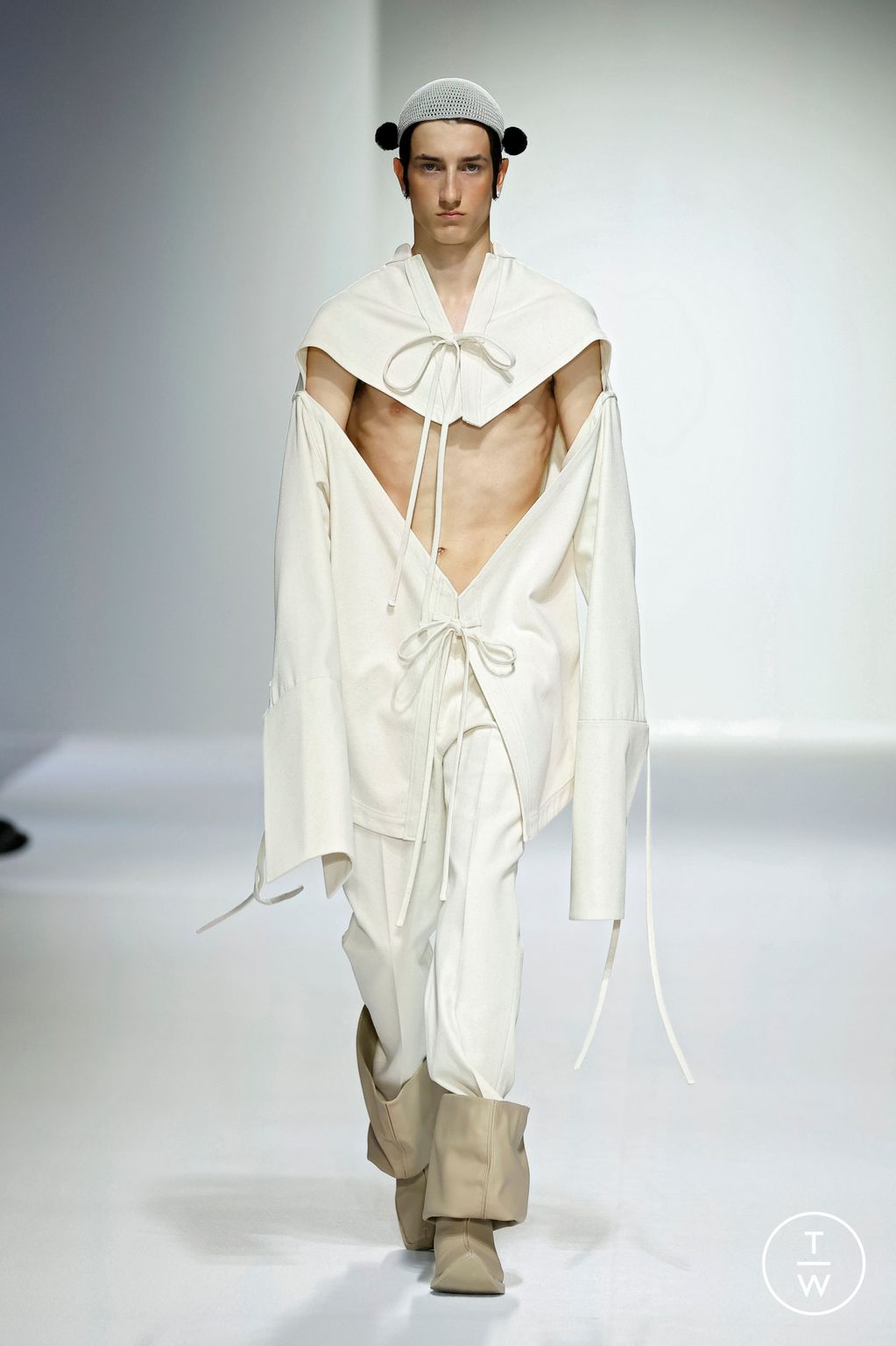 Fashion Week Paris Spring/Summer 2025 look 19 from the Sean Suen collection menswear