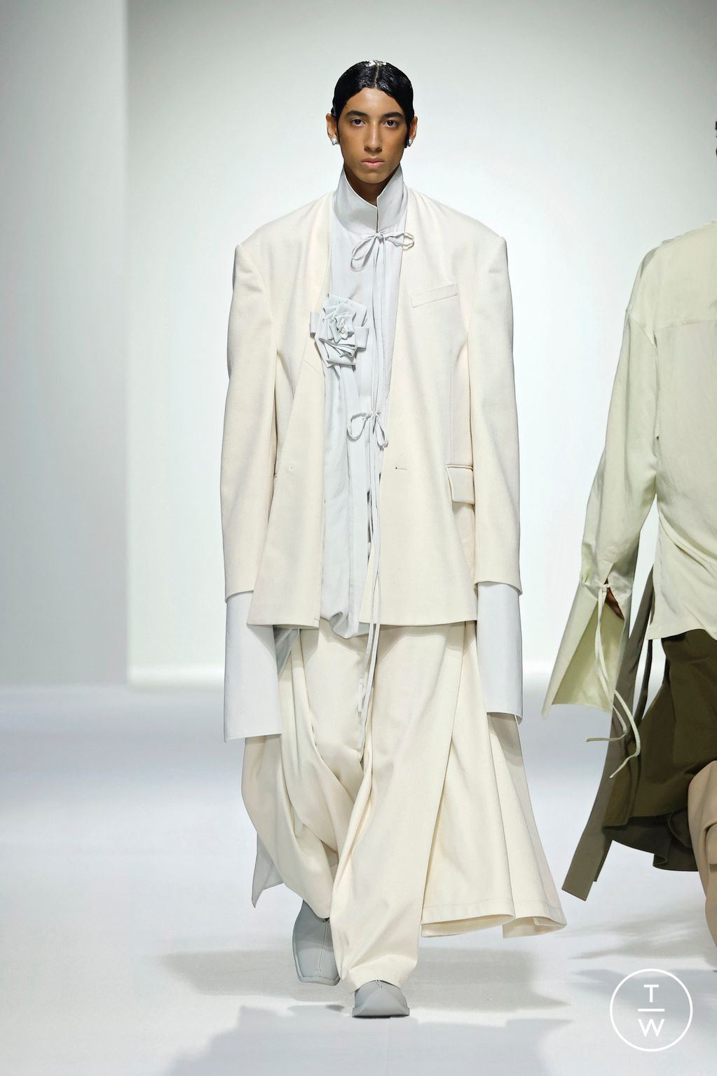 Fashion Week Paris Spring-Summer 2025 look 20 from the Sean Suen collection 男装