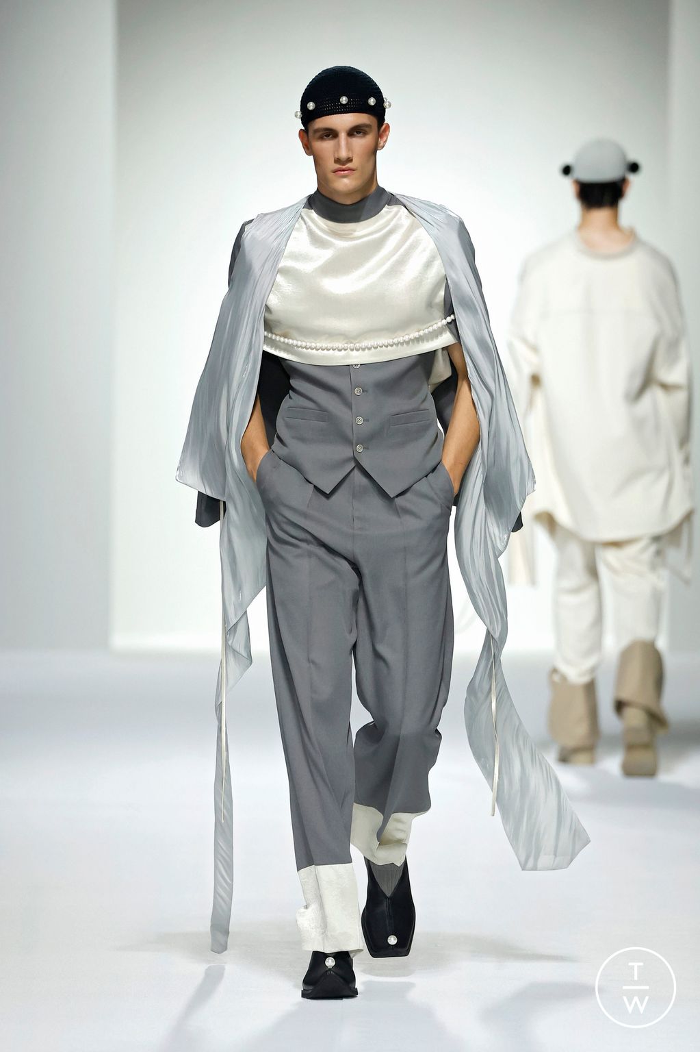 Fashion Week Paris Spring-Summer 2025 look 21 from the Sean Suen collection menswear