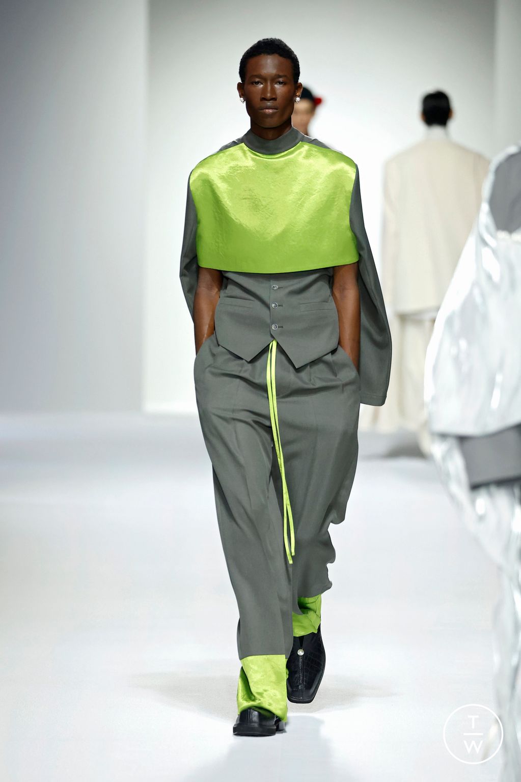 Fashion Week Paris Spring-Summer 2025 look 22 from the Sean Suen collection 男装