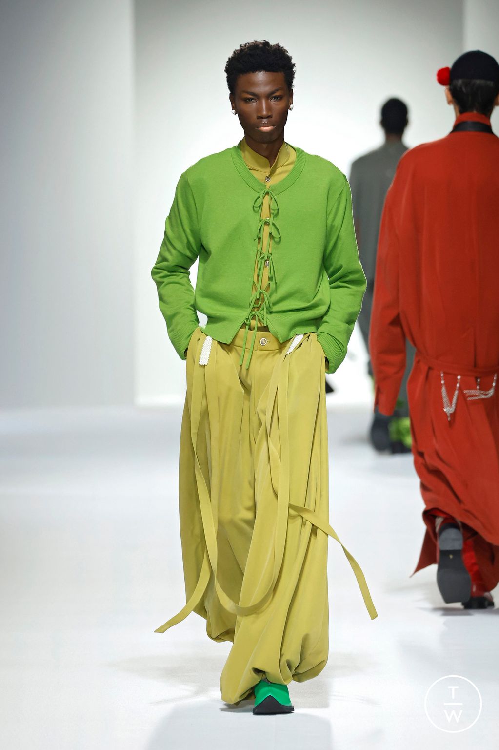Fashion Week Paris Spring/Summer 2025 look 24 from the Sean Suen collection menswear