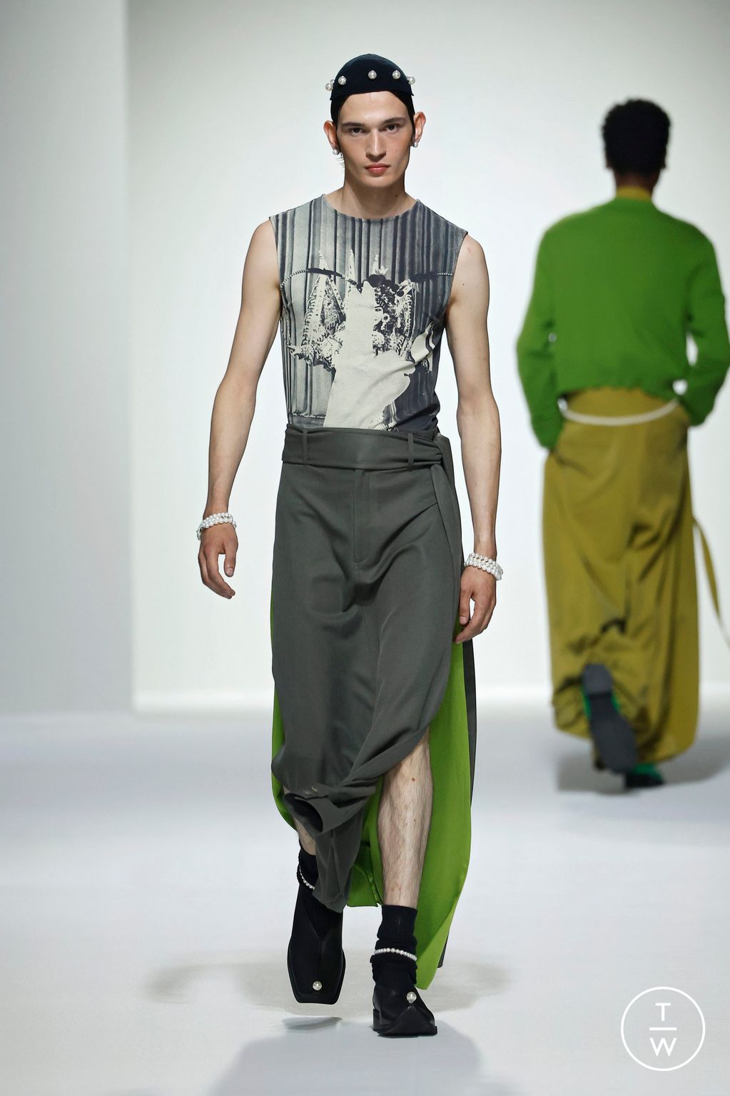 Fashion Week Paris Spring-Summer 2025 look 26 from the Sean Suen collection menswear