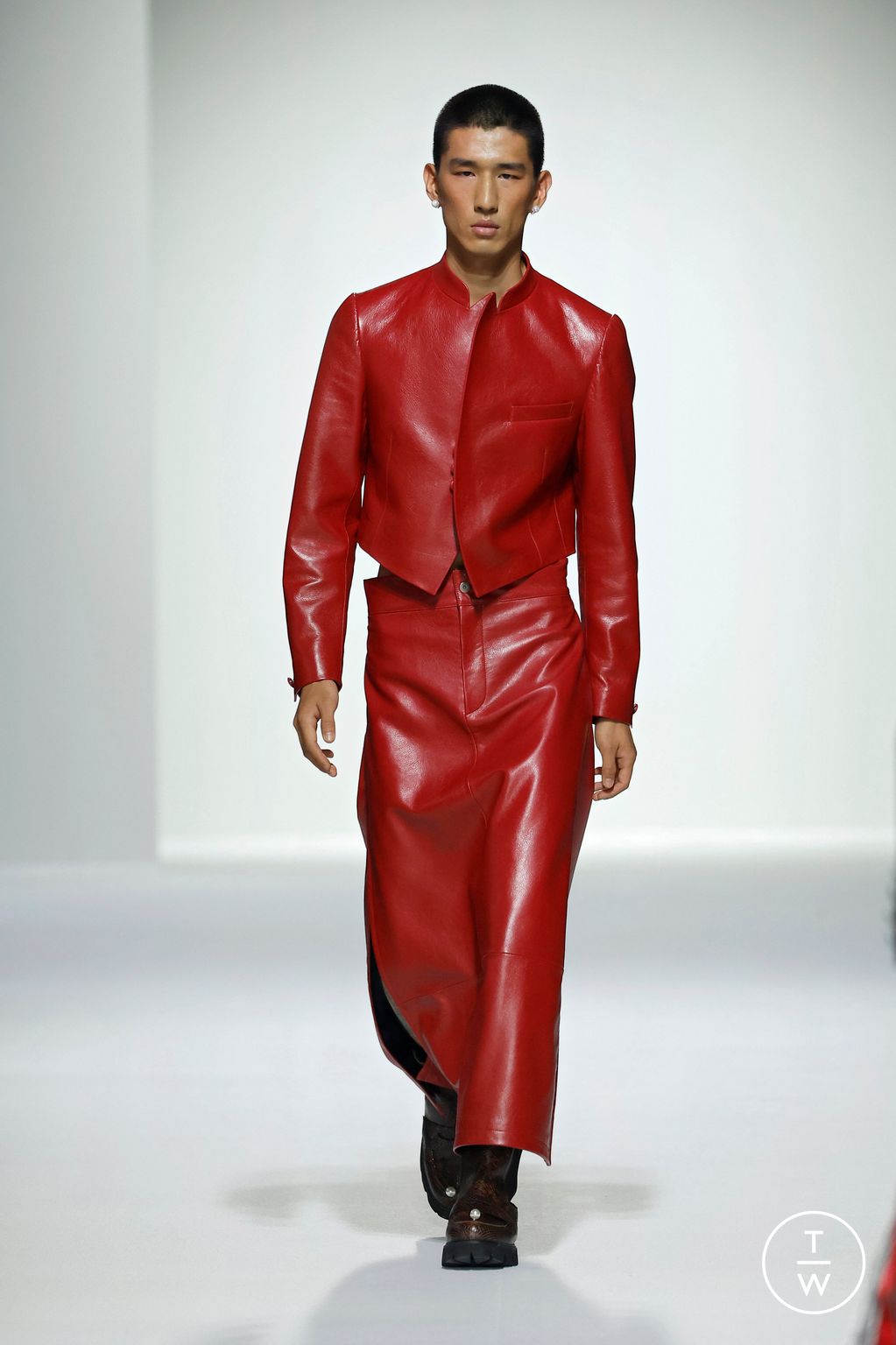Fashion Week Paris Spring/Summer 2025 look 28 from the Sean Suen collection menswear