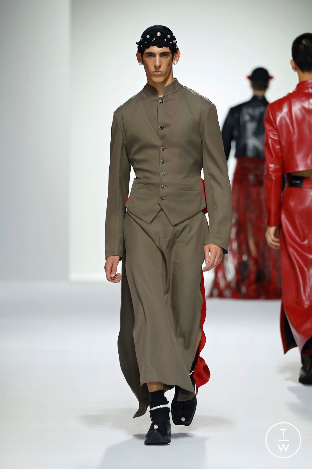 Fashion Week Paris Spring-Summer 2025 look 29 from the Sean Suen collection menswear