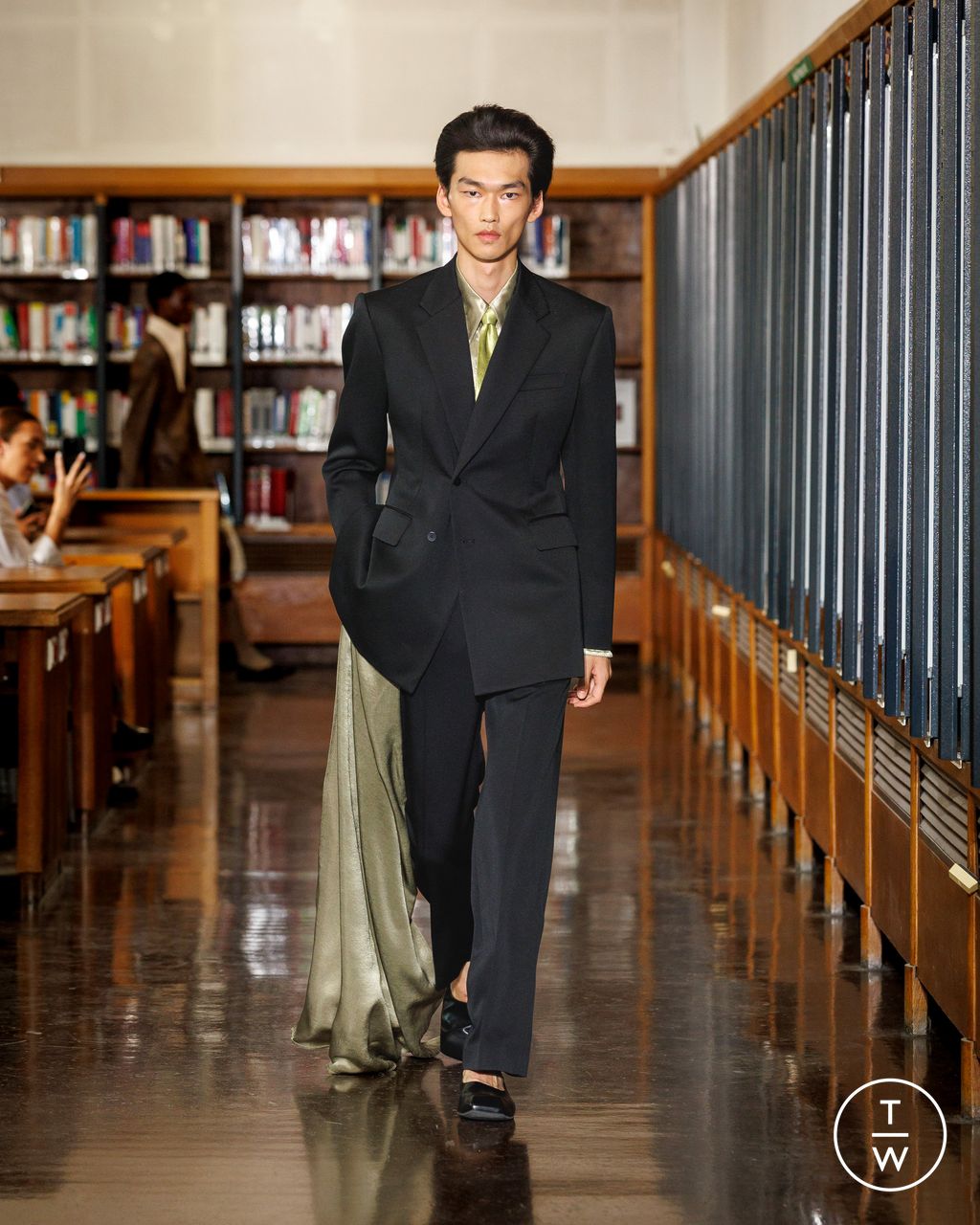 Fashion Week Paris Spring/Summer 2026 look 5 from the Sean Suen collection menswear