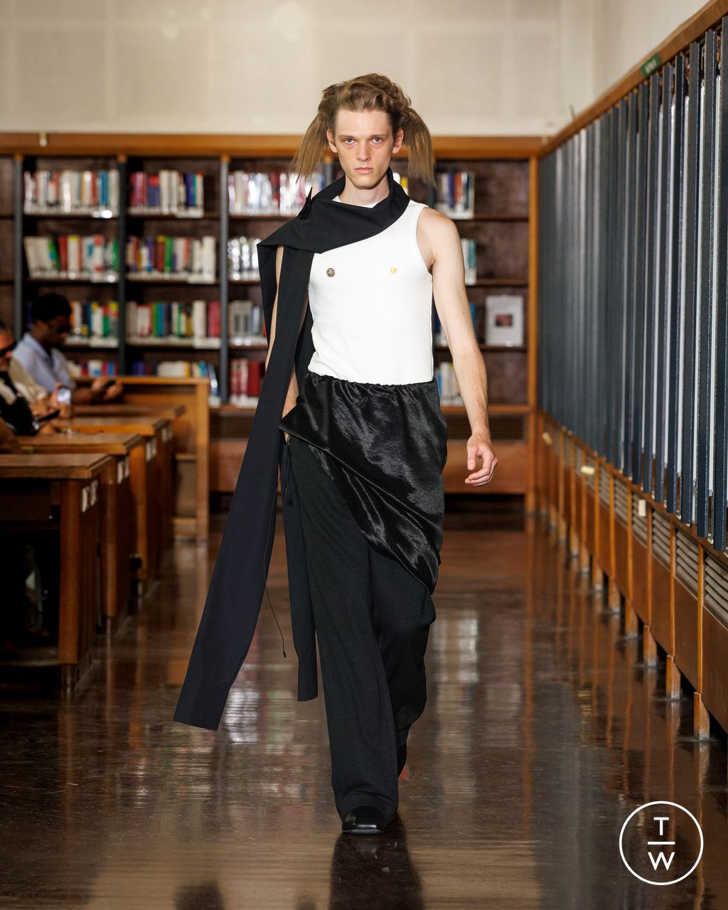 Fashion Week Paris Spring/Summer 2026 look 9 from the Sean Suen collection menswear