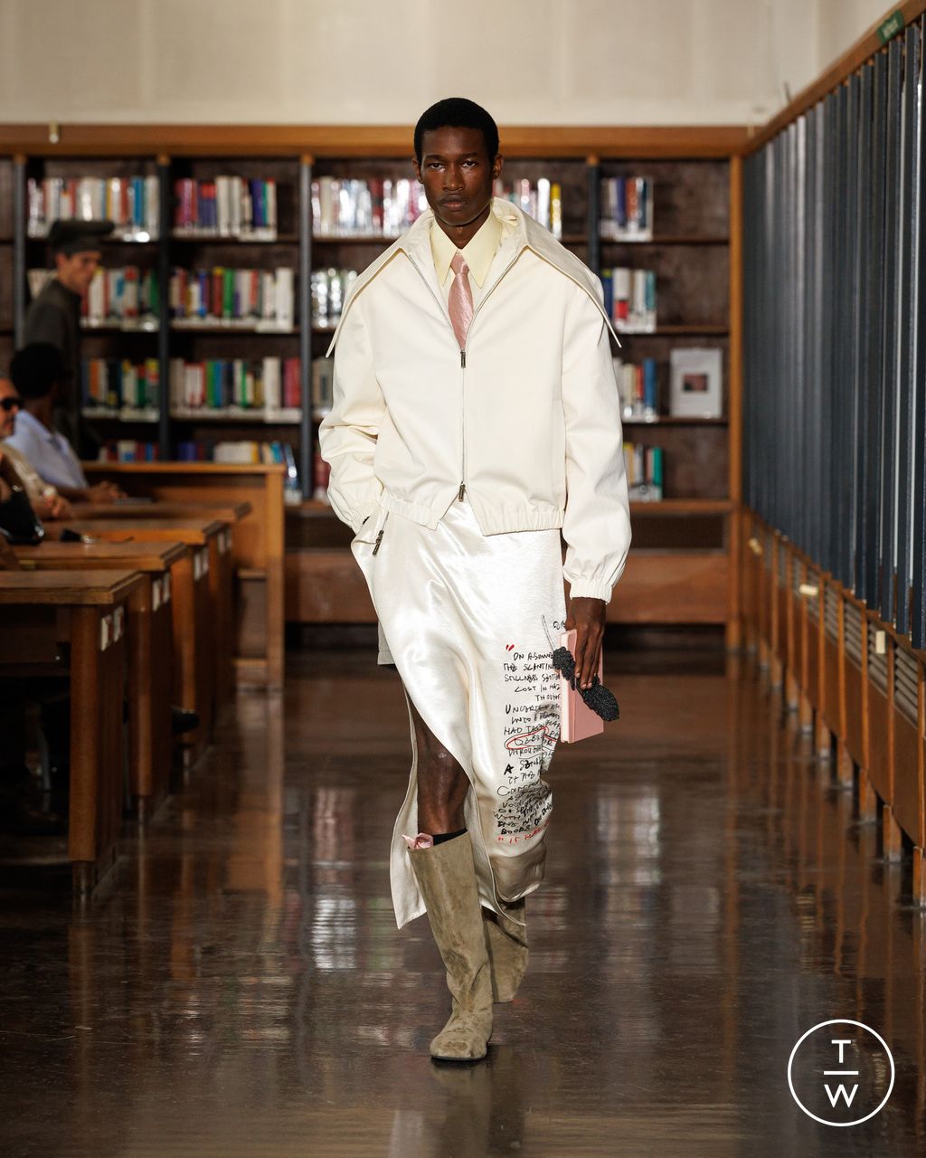 Fashion Week Paris Spring/Summer 2026 look 22 from the Sean Suen collection menswear