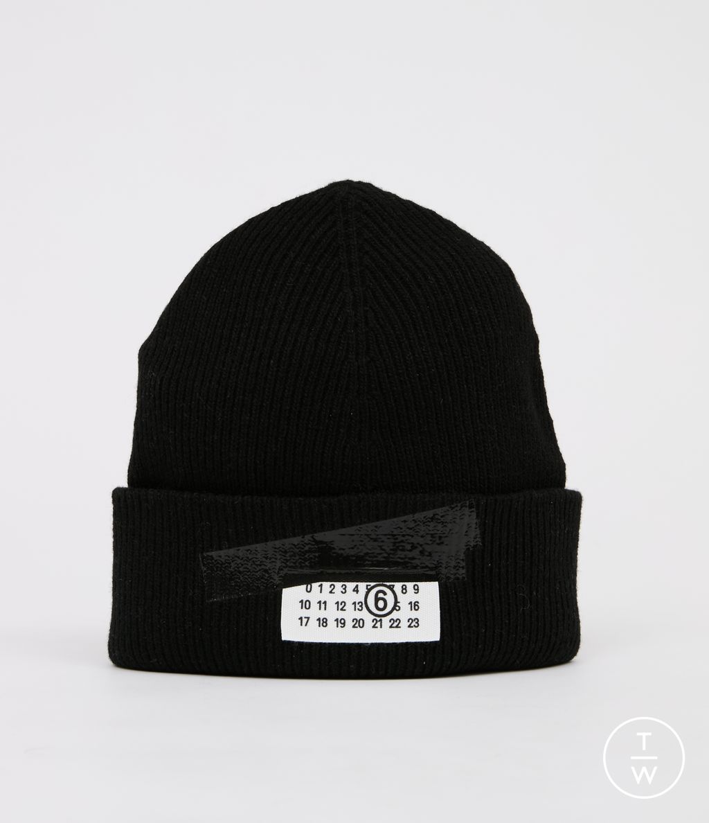 Fashion Week Florence - Pitti Fall/Winter 2025 look 25 from the MM6 Maison Margiela collection menswear accessories