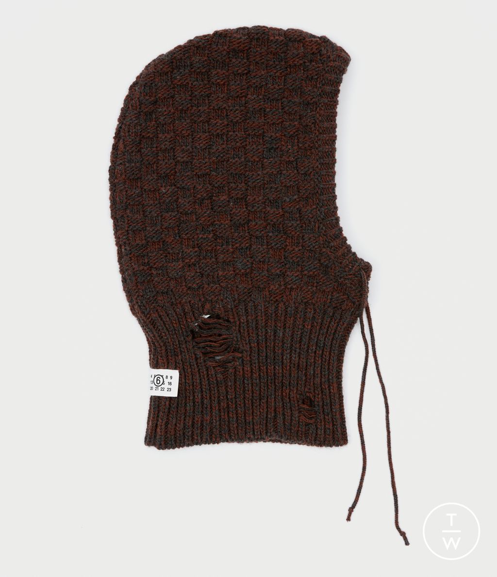 Fashion Week Florence - Pitti Fall/Winter 2025 look 26 from the MM6 Maison Margiela collection menswear accessories