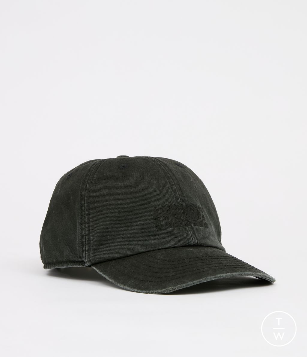 Fashion Week Florence - Pitti Fall/Winter 2025 look 27 de la collection MM6 Maison Margiela menswear accessories