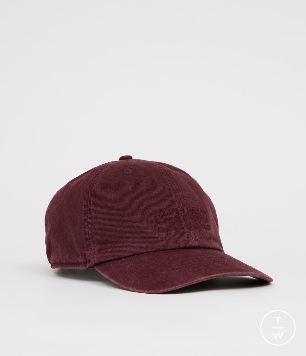 Fashion Week Florence - Pitti Fall/Winter 2025 look 28 de la collection MM6 Maison Margiela menswear accessories