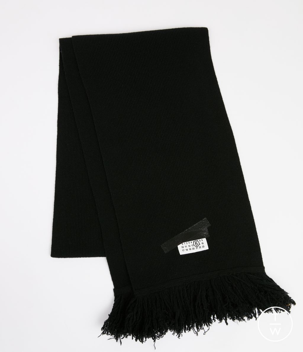 Fashion Week Florence - Pitti Fall/Winter 2025 look 29 de la collection MM6 Maison Margiela menswear accessories