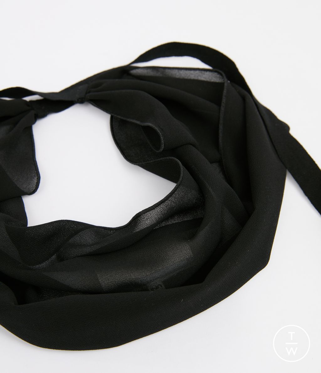 Fashion Week Florence - Pitti Fall/Winter 2025 look 33 from the MM6 Maison Margiela collection menswear accessories