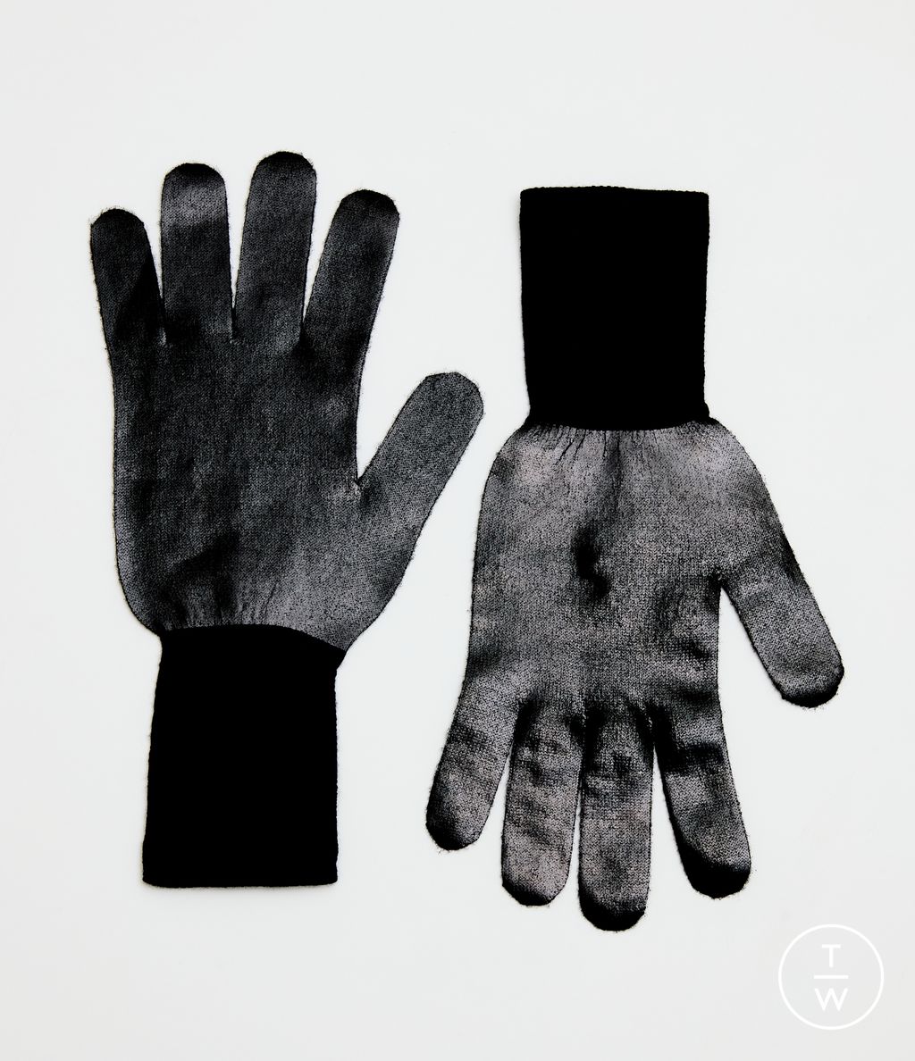 Fashion Week Florence - Pitti Fall/Winter 2025 look 35 from the MM6 Maison Margiela collection menswear accessories