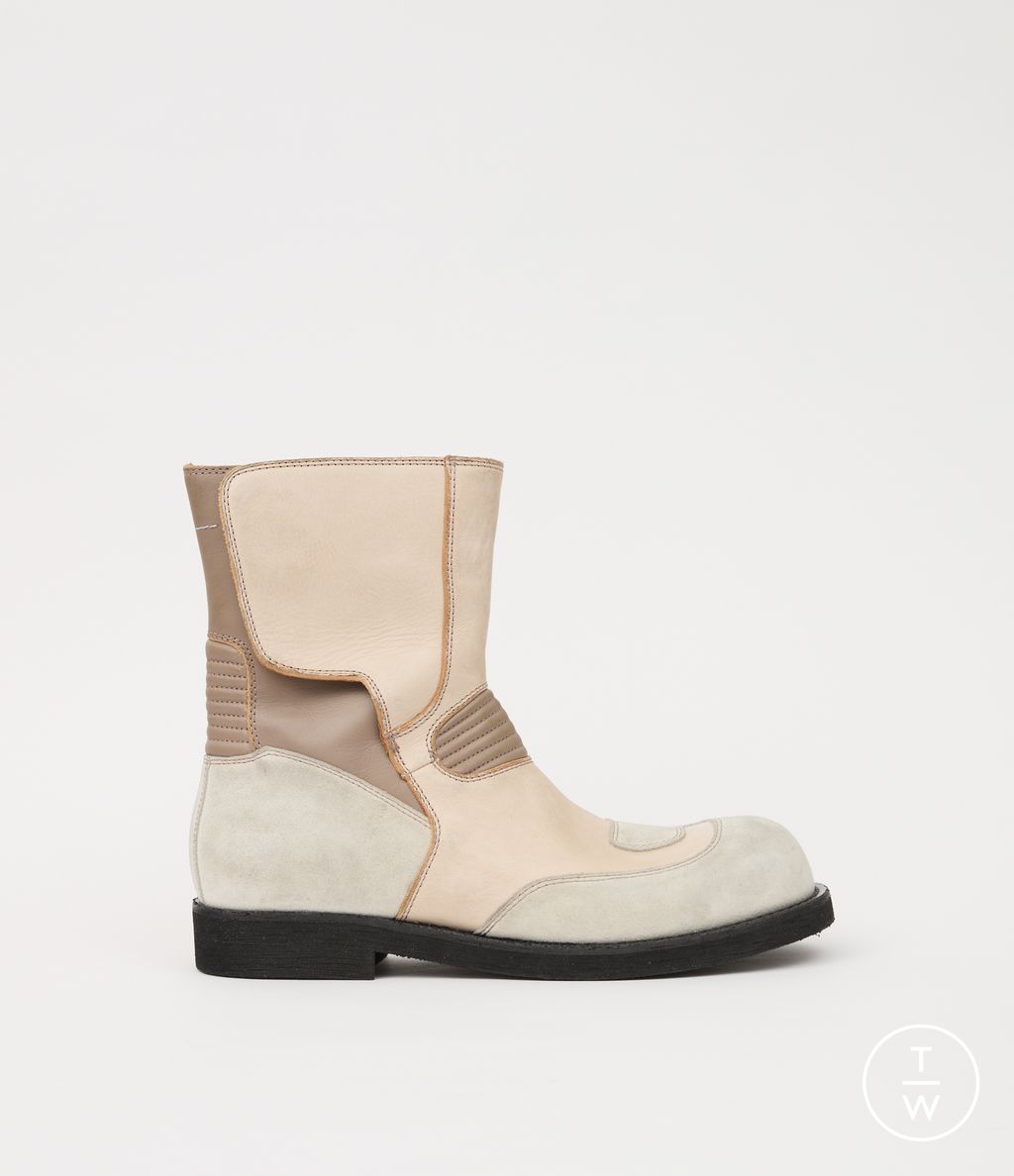 Fashion Week Florence - Pitti Fall/Winter 2025 look 54 from the MM6 Maison Margiela collection menswear accessories