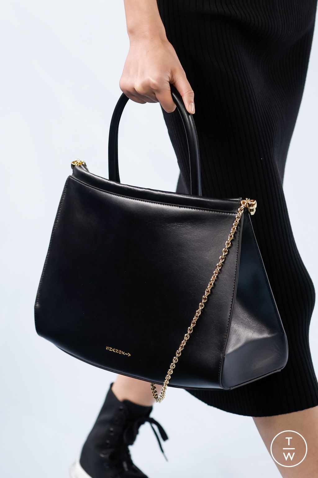 Fashion Week Paris Fall/Winter 2023 look 2 from the Shang Xia collection womenswear accessories