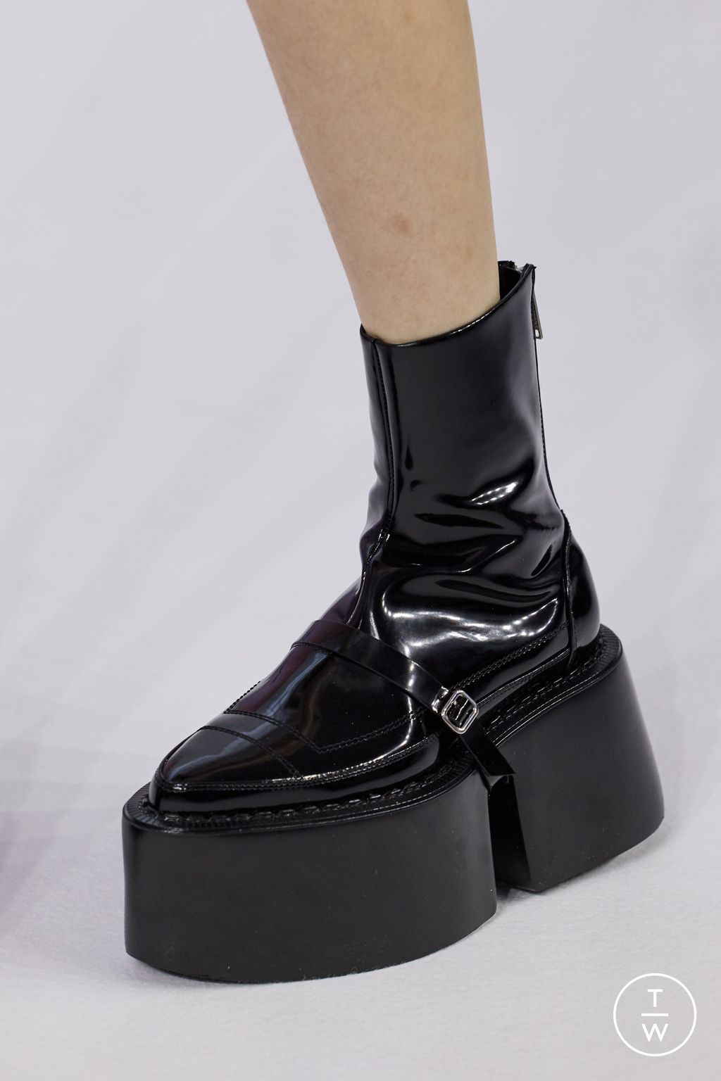 Fashion Week Paris Spring/Summer 2023 look 2 from the Shang Xia collection womenswear accessories