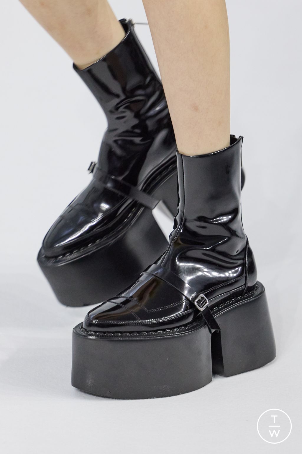 Fashion Week Paris Spring/Summer 2023 look 15 from the Shang Xia collection womenswear accessories