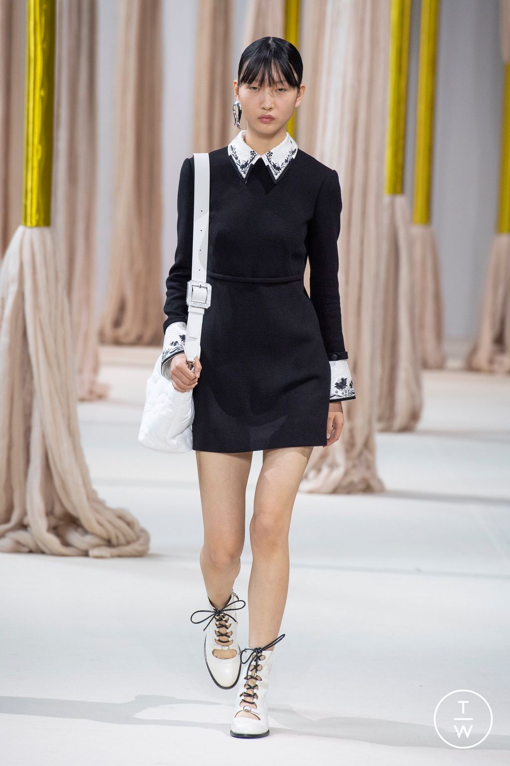 Fashion Week Paris Fall/Winter 2023 look 2 from the Shiatzy Chen collection 女装