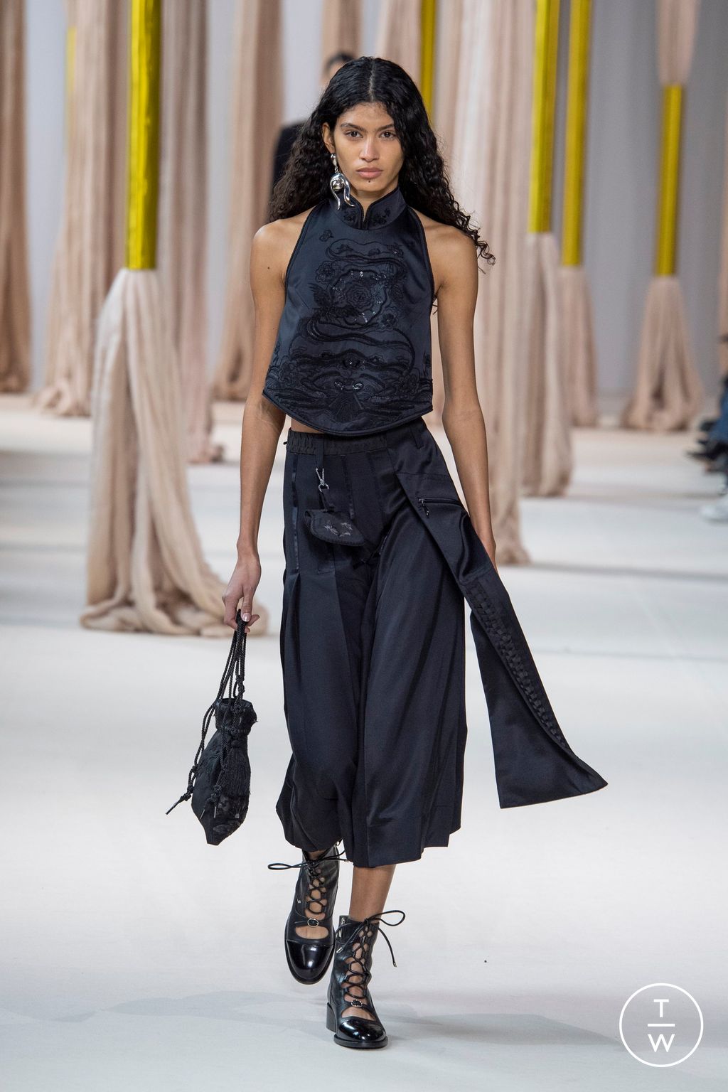 Fashion Week Paris Fall/Winter 2023 look 3 de la collection Shiatzy Chen womenswear