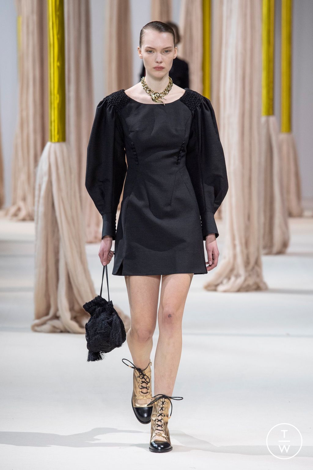 Fashion Week Paris Fall/Winter 2023 look 7 from the Shiatzy Chen collection 女装