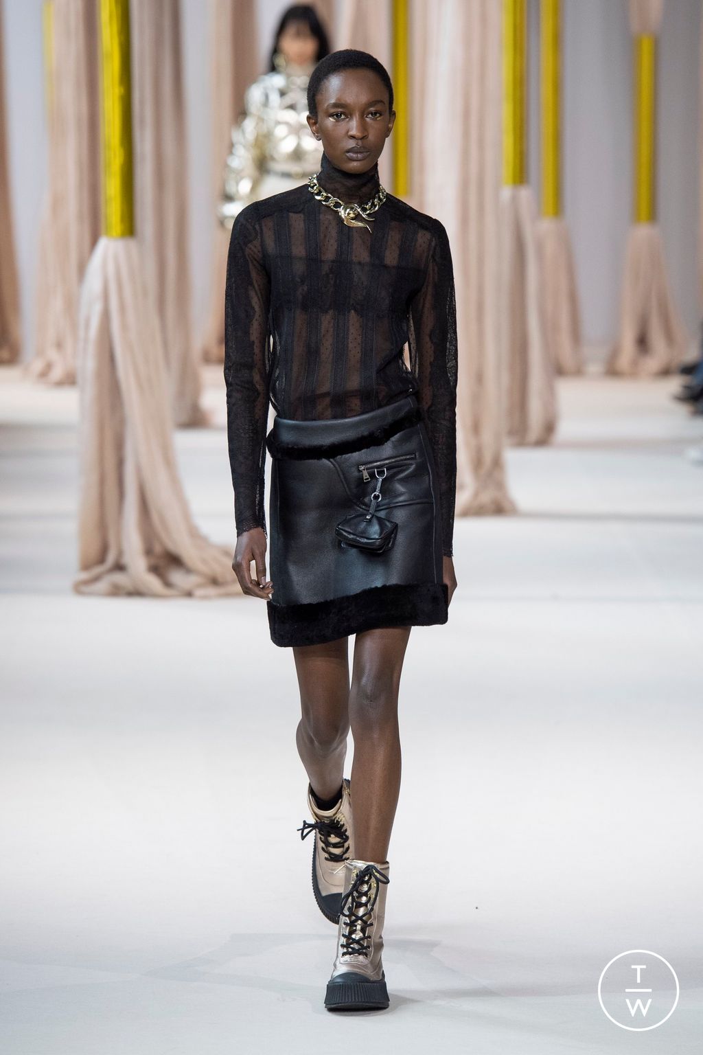 Fashion Week Paris Fall/Winter 2023 look 10 from the Shiatzy Chen collection 女装