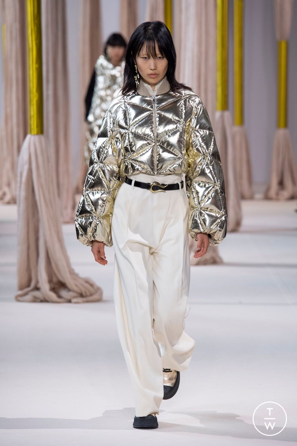 Fashion Week Paris Fall/Winter 2023 look 11 de la collection Shiatzy Chen womenswear