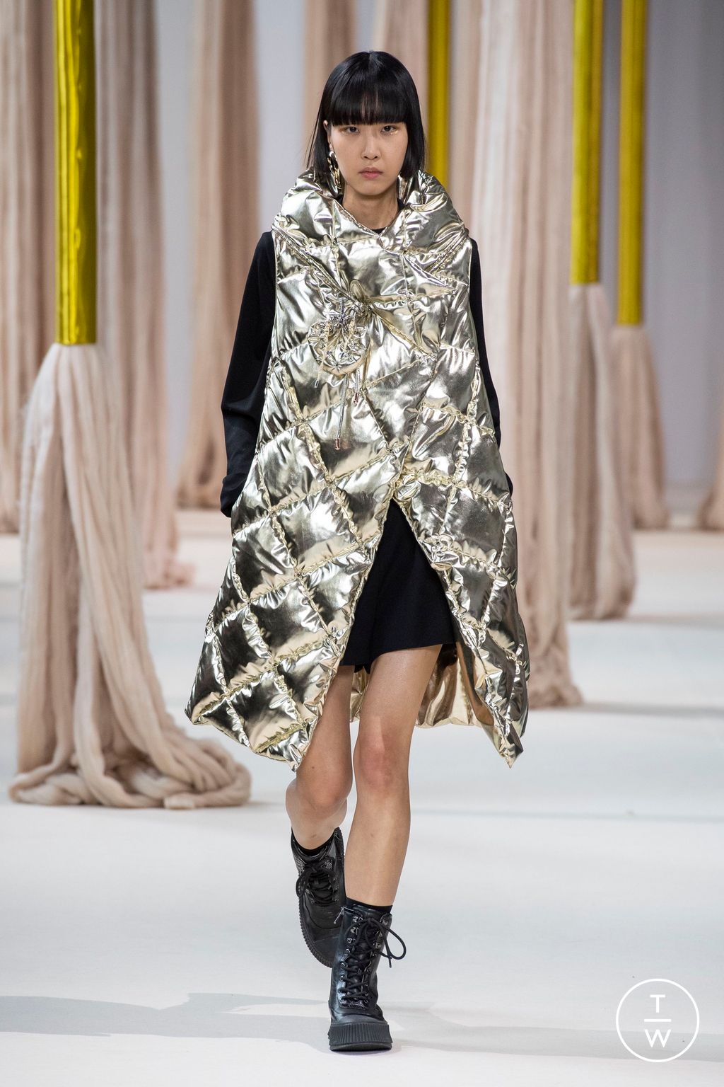 Fashion Week Paris Fall/Winter 2023 look 12 from the Shiatzy Chen collection womenswear