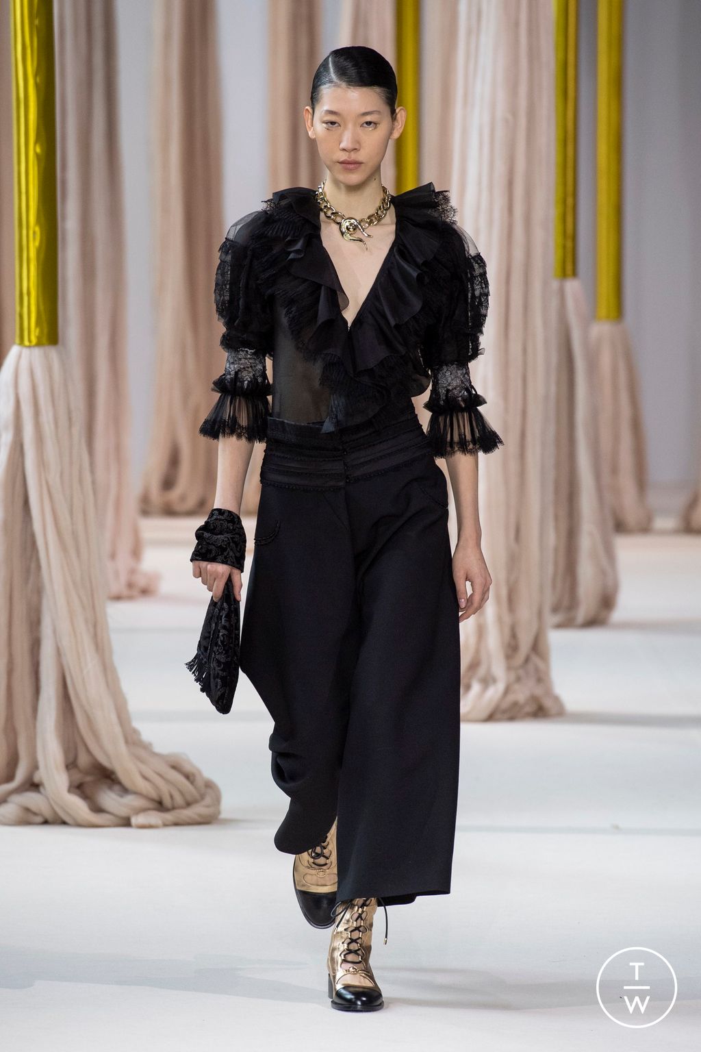 Fashion Week Paris Fall/Winter 2023 look 15 from the Shiatzy Chen collection womenswear