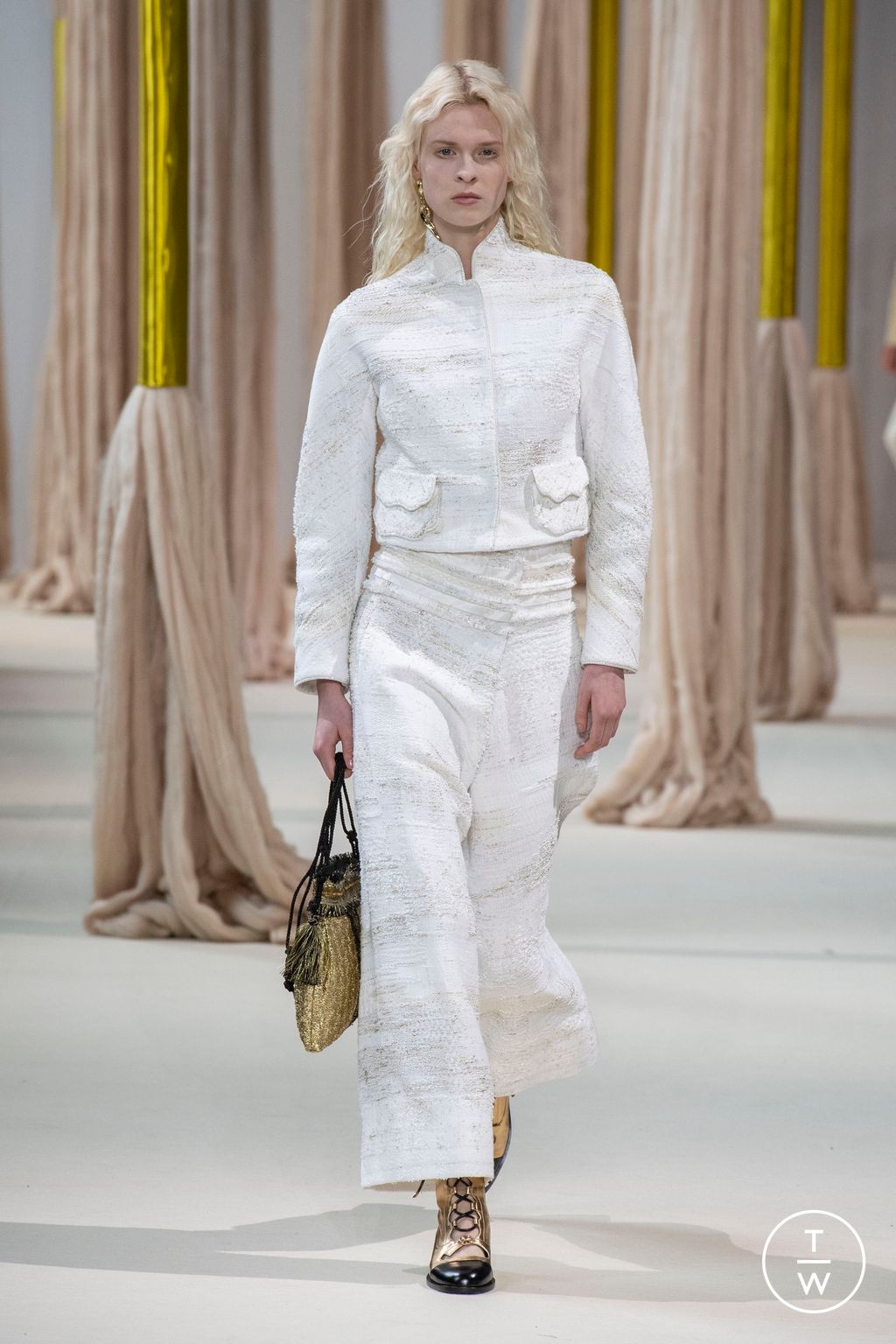Fashion Week Paris Fall/Winter 2023 look 17 from the Shiatzy Chen collection 女装