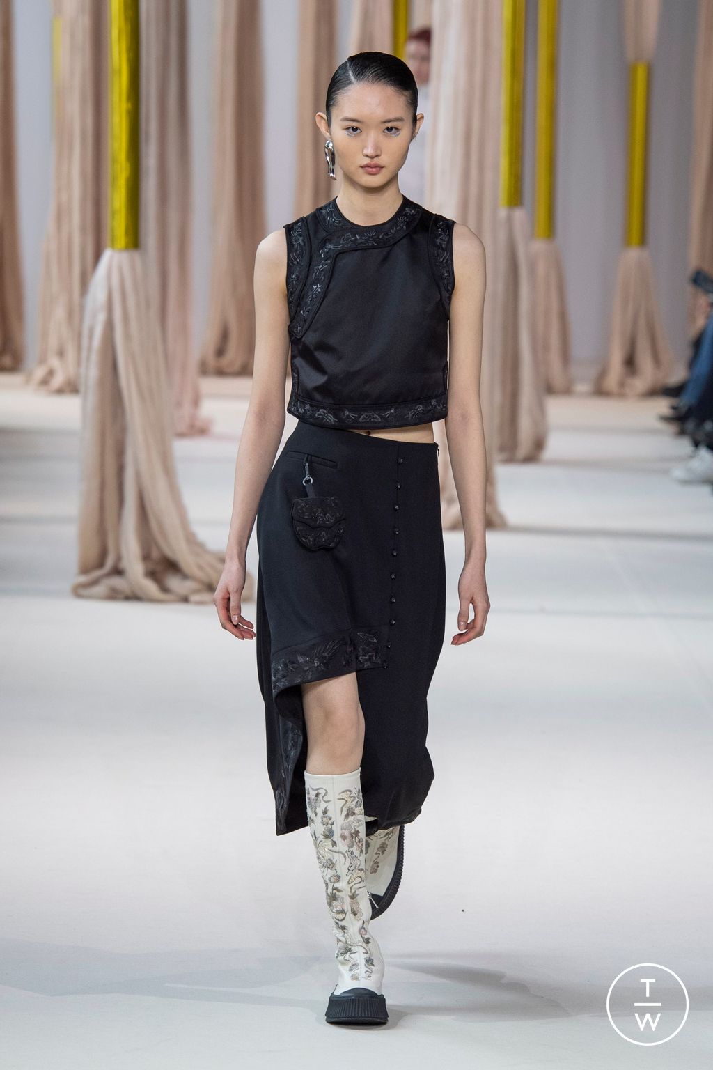 Fashion Week Paris Fall/Winter 2023 look 20 from the Shiatzy Chen collection 女装