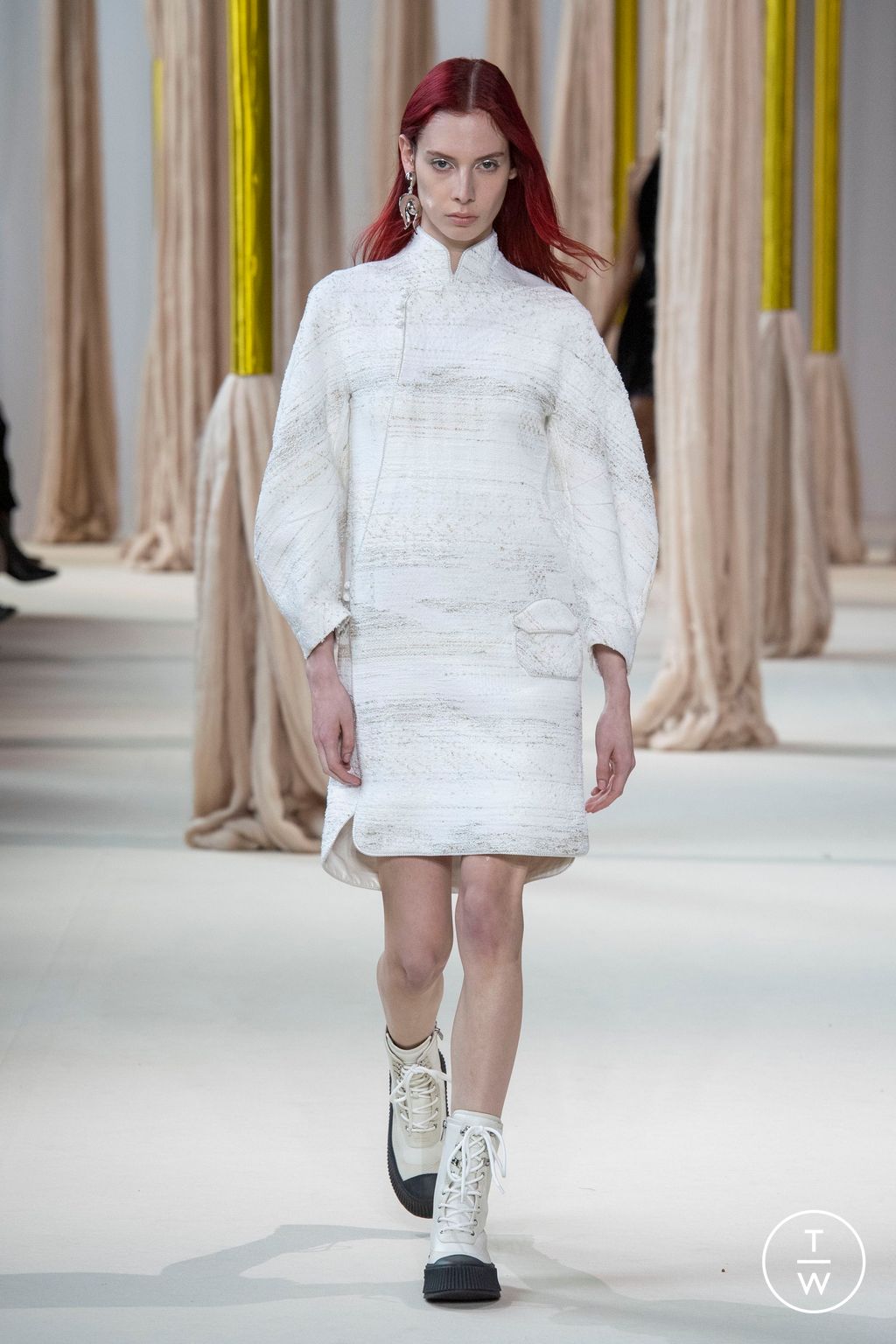 Fashion Week Paris Fall/Winter 2023 look 21 from the Shiatzy Chen collection 女装