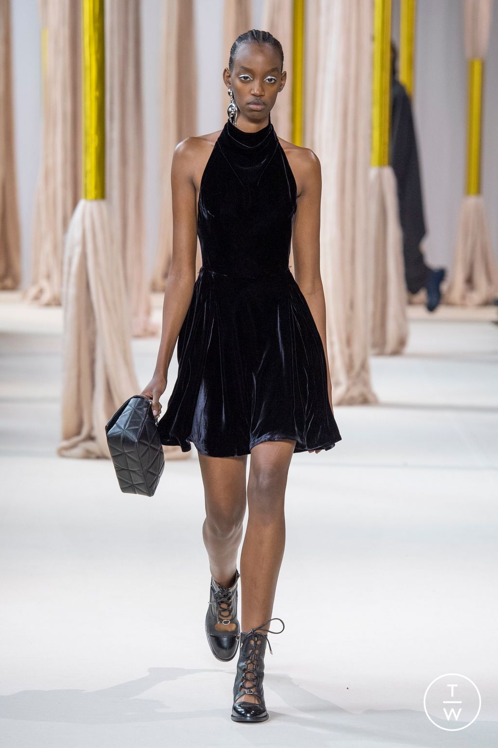 Fashion Week Paris Fall/Winter 2023 look 22 from the Shiatzy Chen collection womenswear
