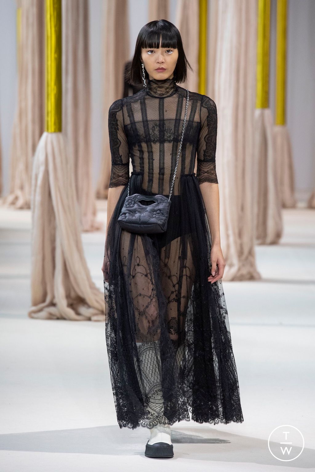 Fashion Week Paris Fall/Winter 2023 look 24 from the Shiatzy Chen collection 女装