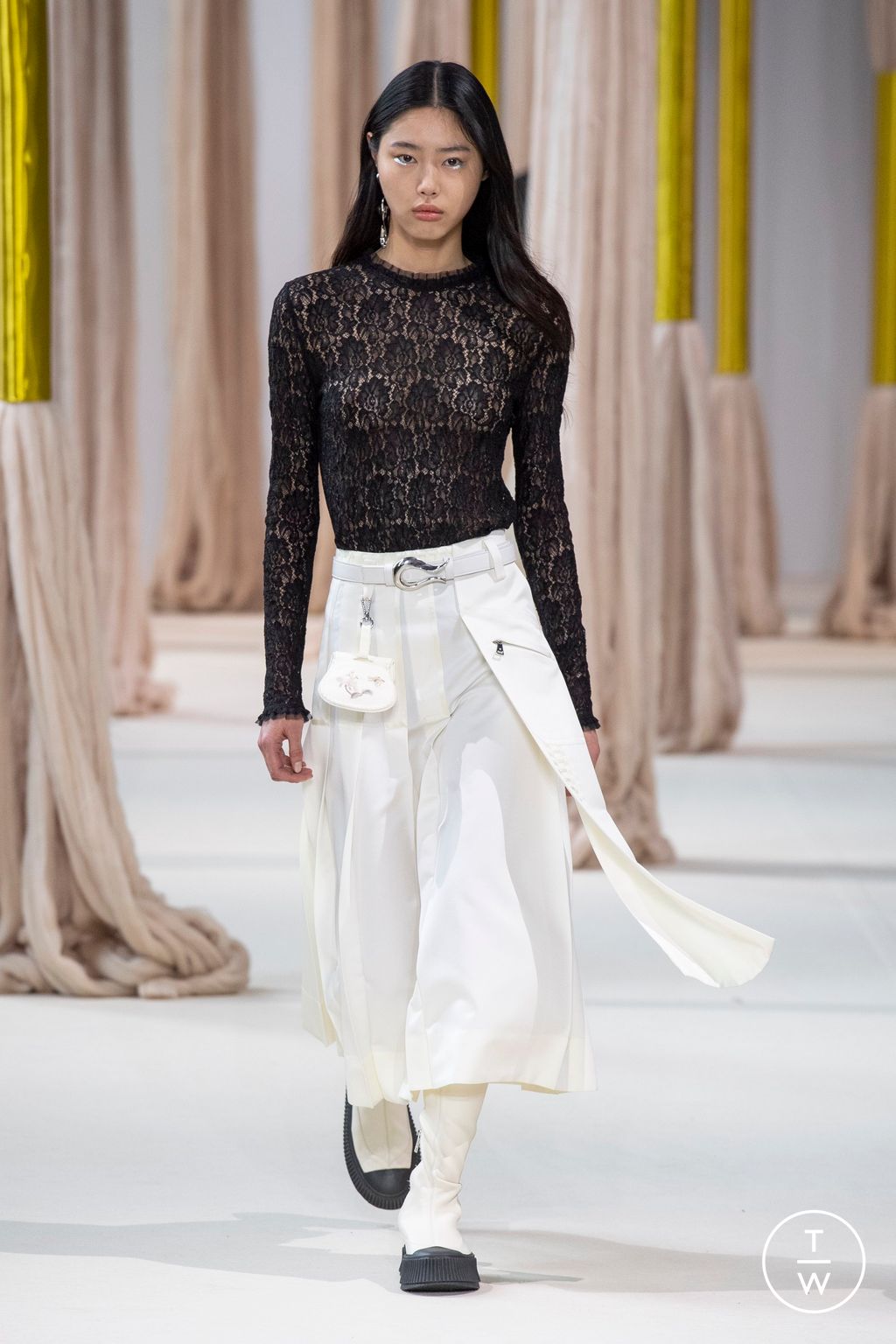 Fashion Week Paris Fall/Winter 2023 look 25 from the Shiatzy Chen collection 女装