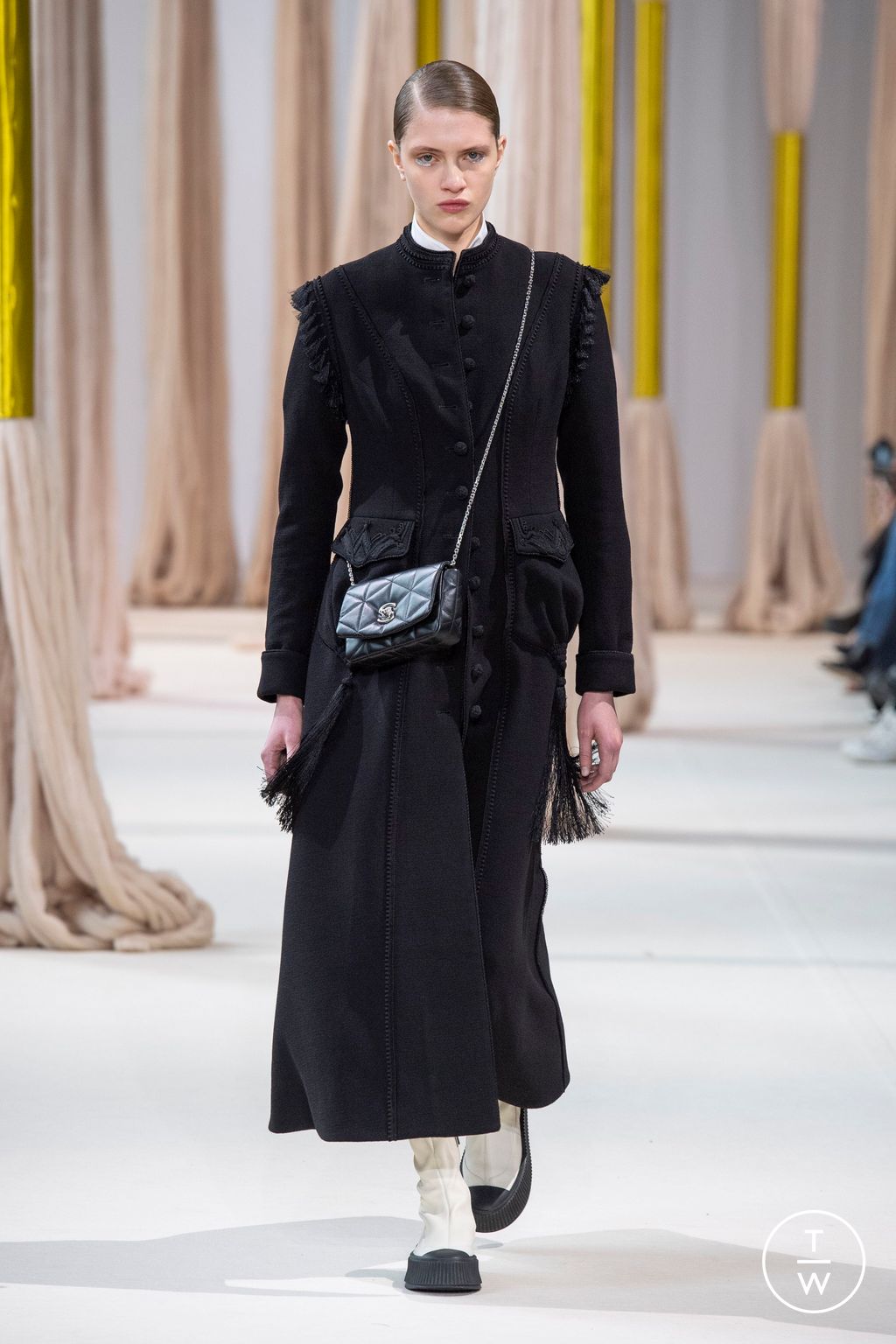 Fashion Week Paris Fall/Winter 2023 look 27 from the Shiatzy Chen collection 女装